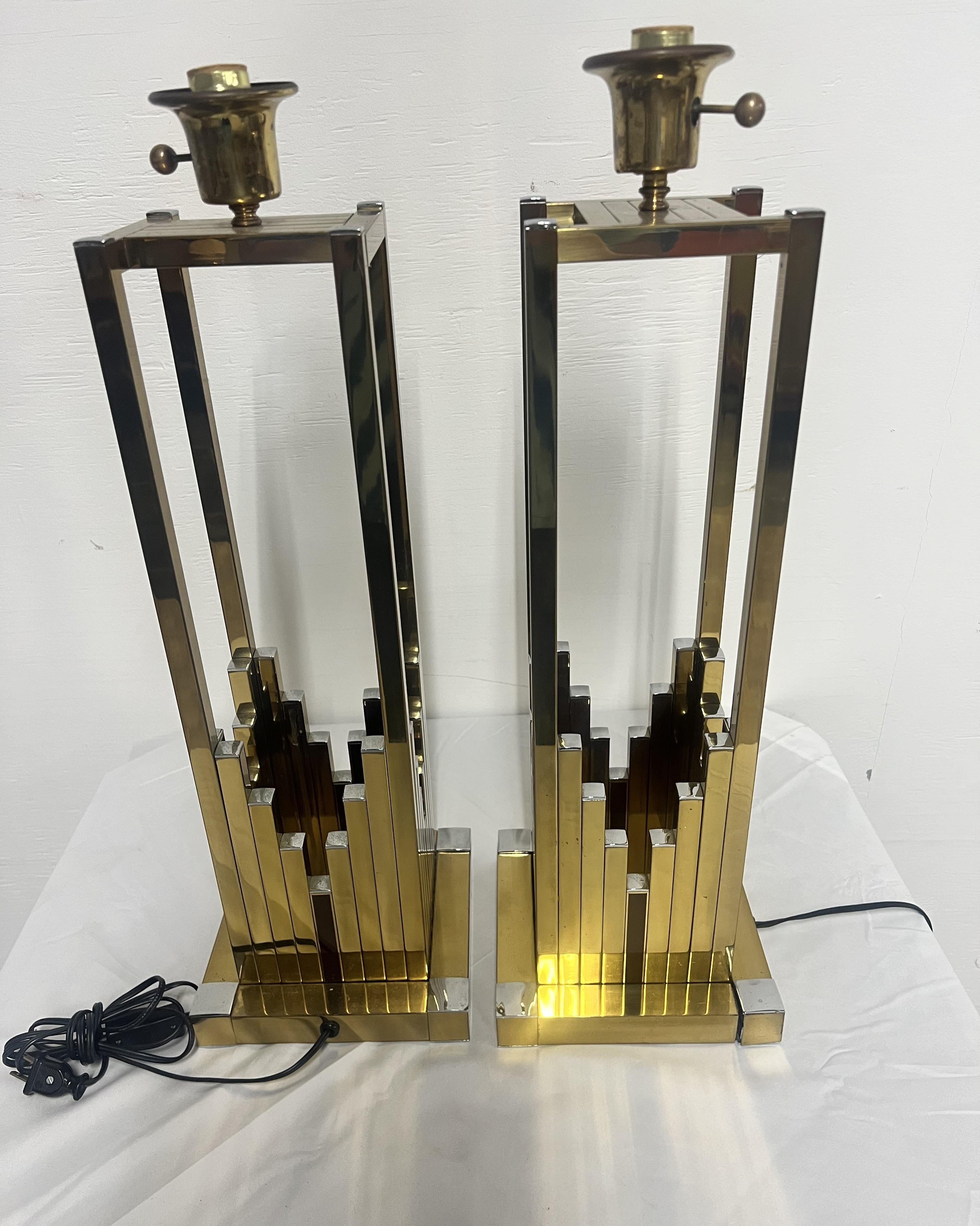 Pareja de lámparas de mesa geométricas de latón y cromo de Willy Rizzo para Lumica finales del siglo XX en venta