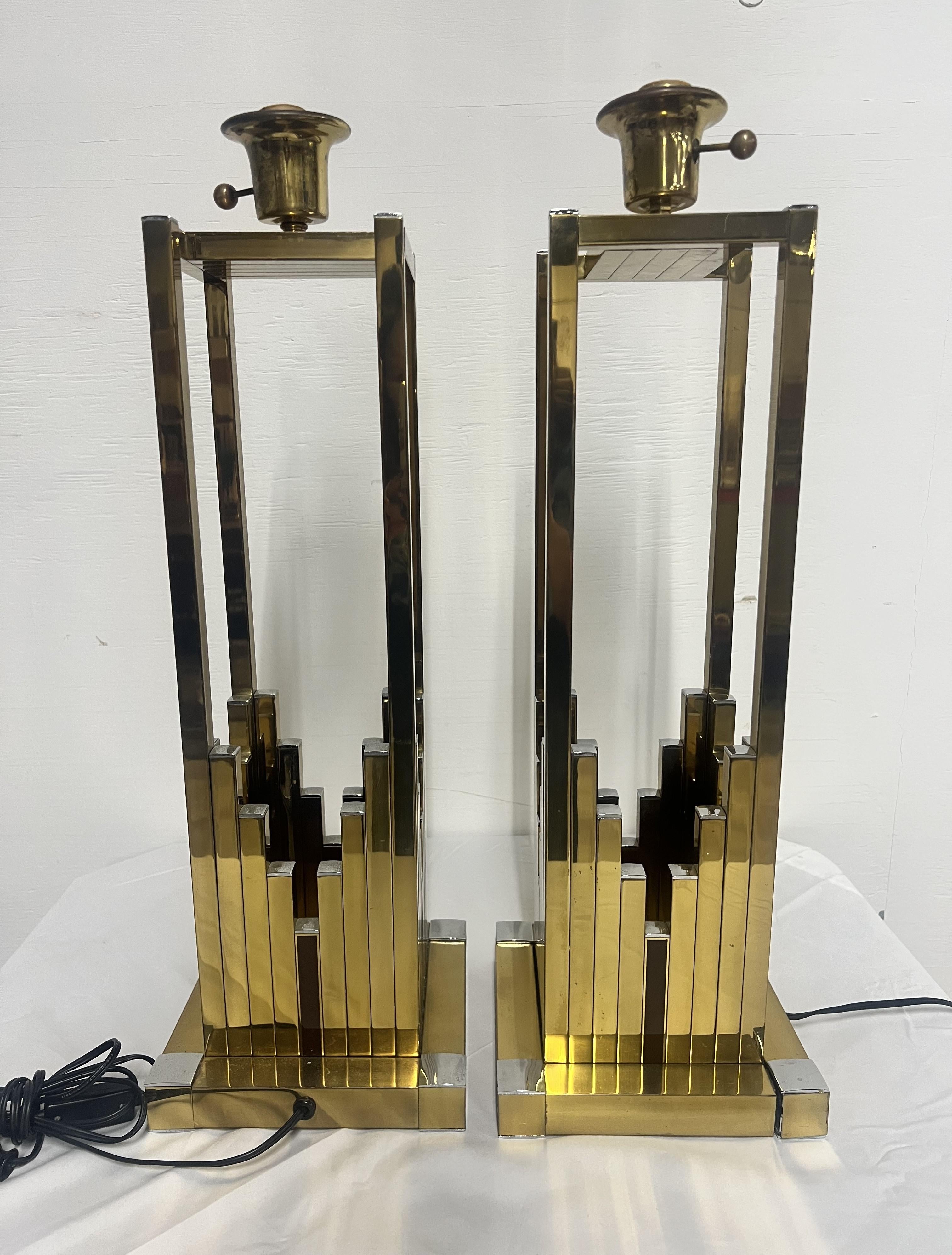 Pareja de lámparas de mesa geométricas de latón y cromo de Willy Rizzo para Lumica Latón en venta