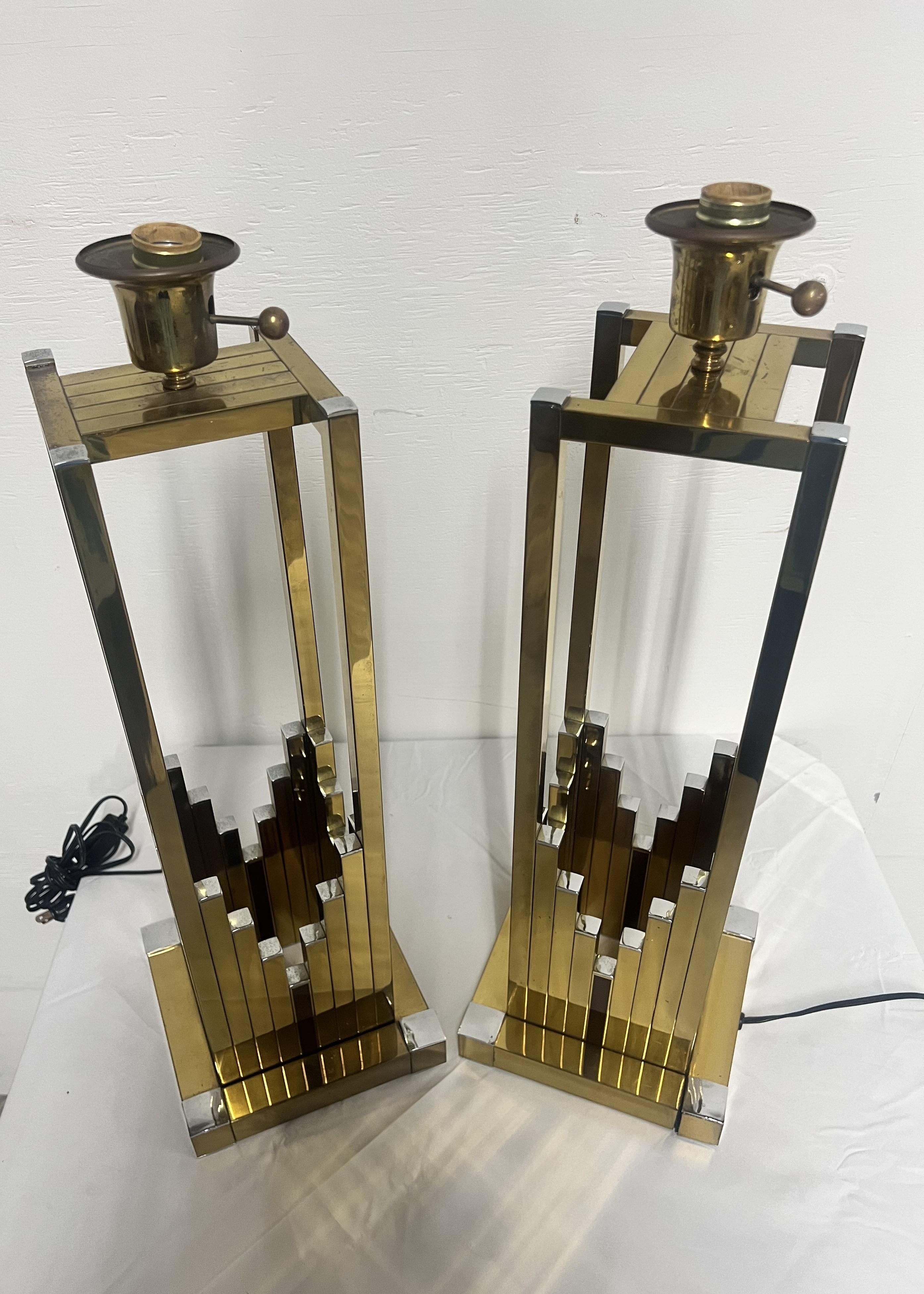 Pareja de lámparas de mesa geométricas de latón y cromo de Willy Rizzo para Lumica en venta 1