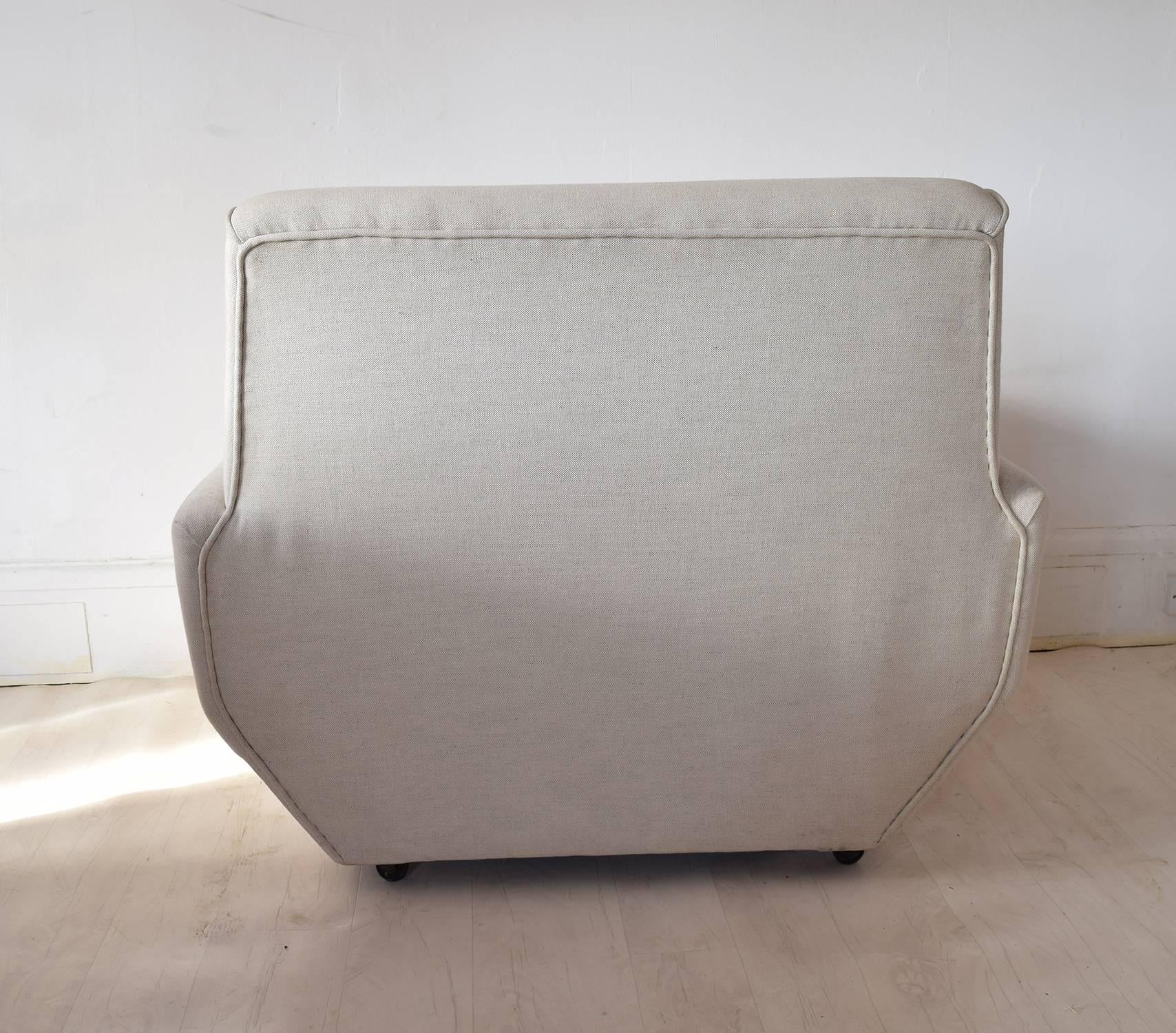 Mid-Century Modern Paire de fauteuils de salon géométriques tapissés en lin crème du milieu du siècle dernier en vente