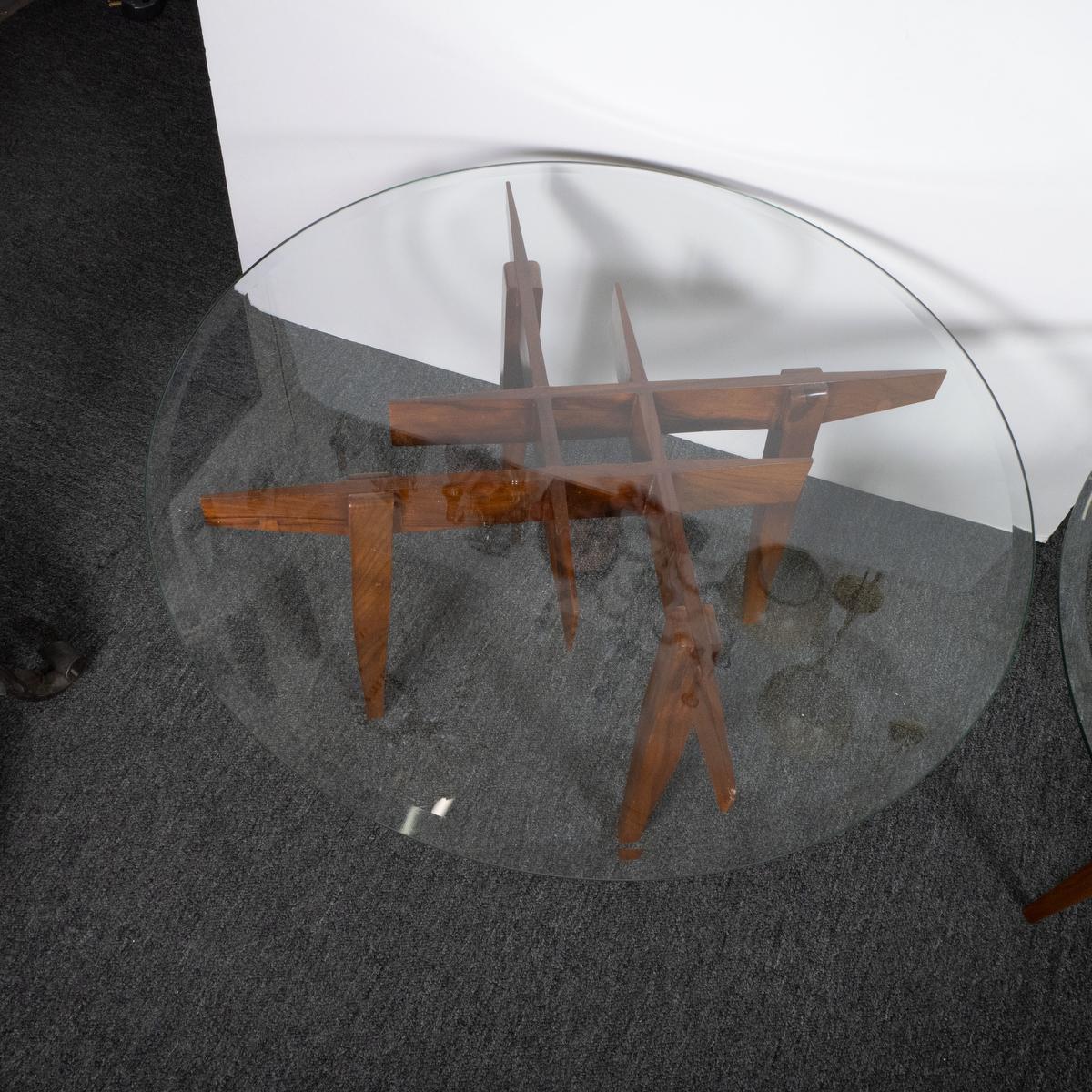 Pareja de mesas auxiliares de madera con motivos geométricos en venta 3