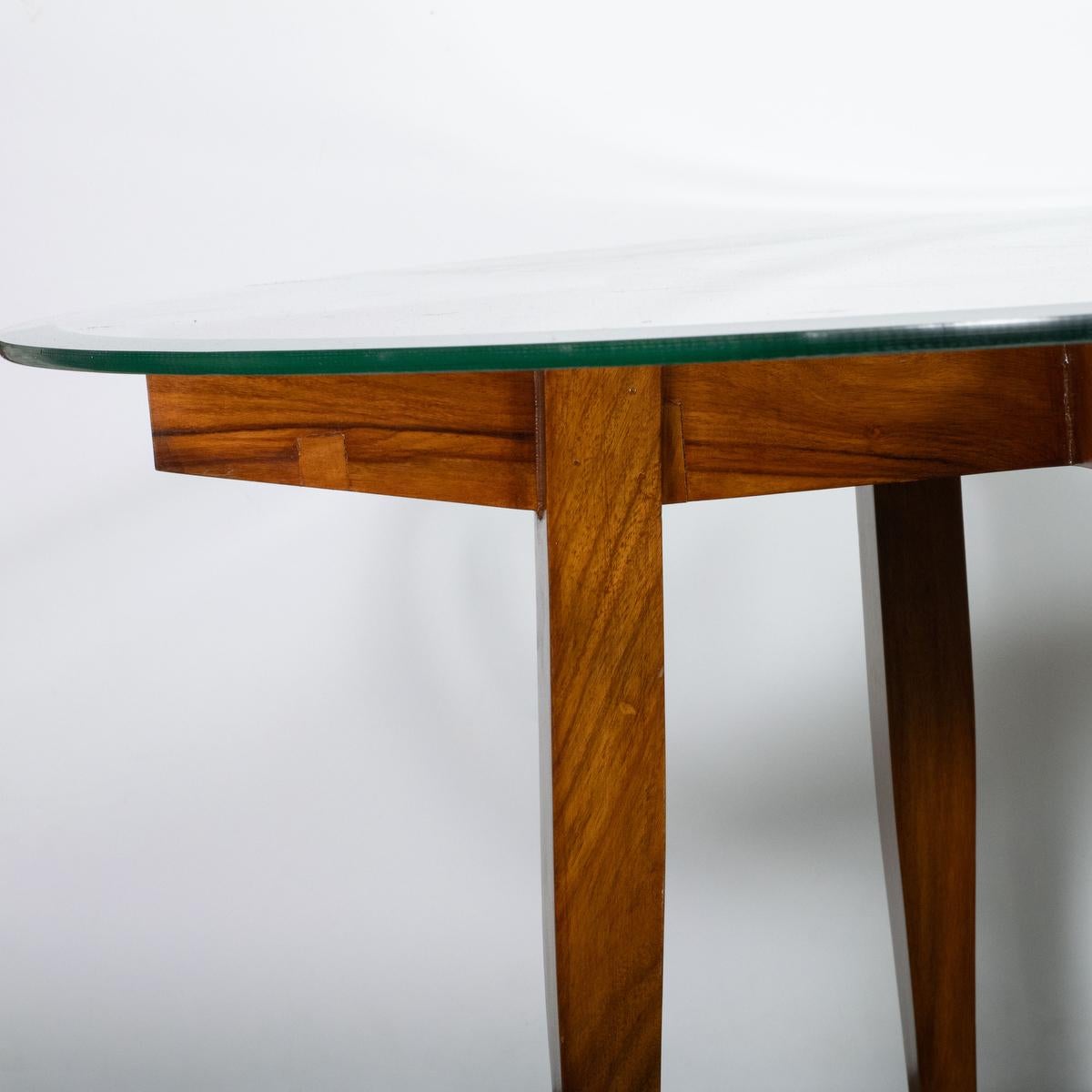 Pareja de mesas auxiliares de madera con motivos geométricos Moderno de mediados de siglo en venta