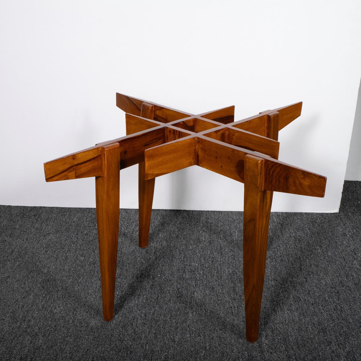 Pareja de mesas auxiliares de madera con motivos geométricos finales del siglo XX en venta