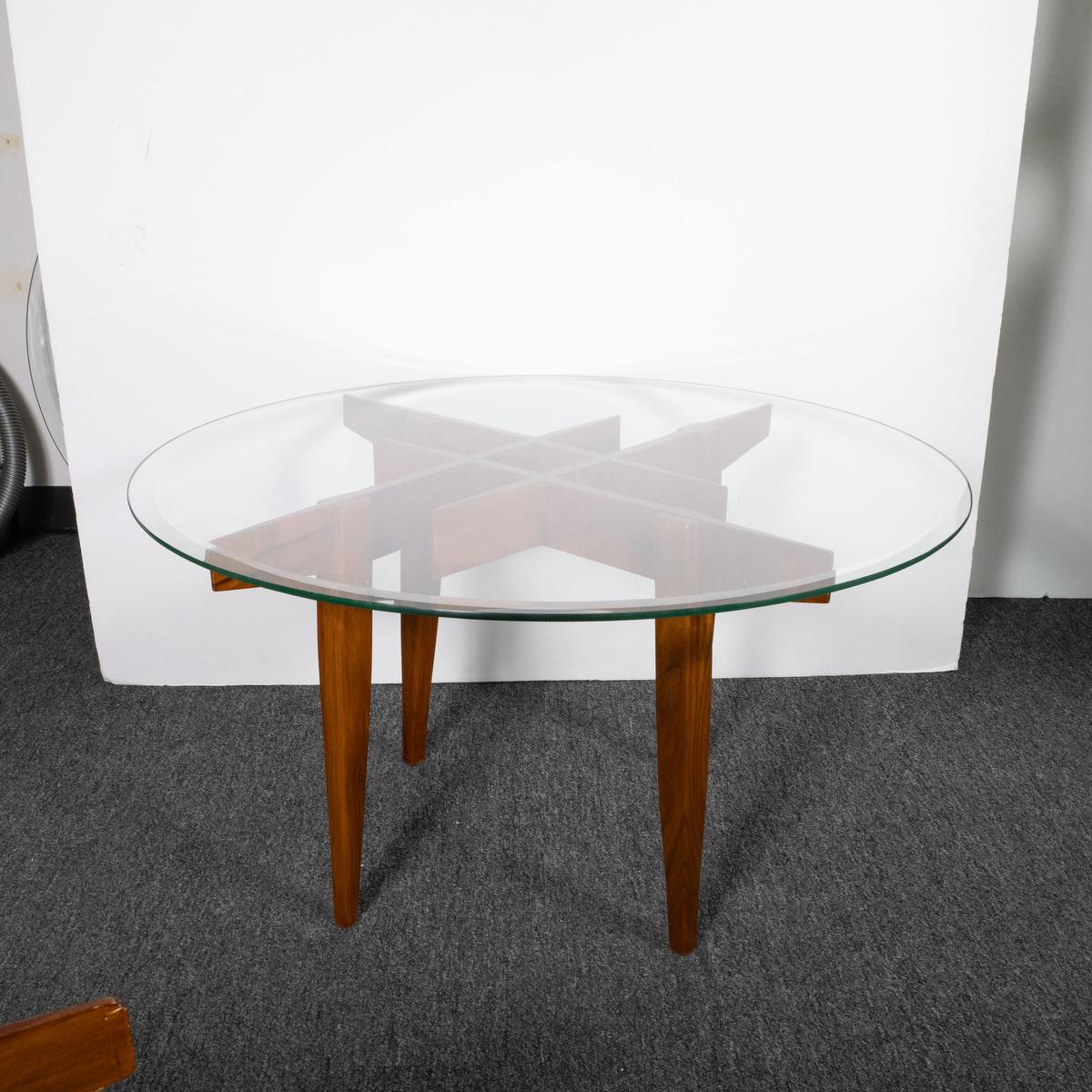 Pareja de mesas auxiliares de madera con motivos geométricos en venta 1