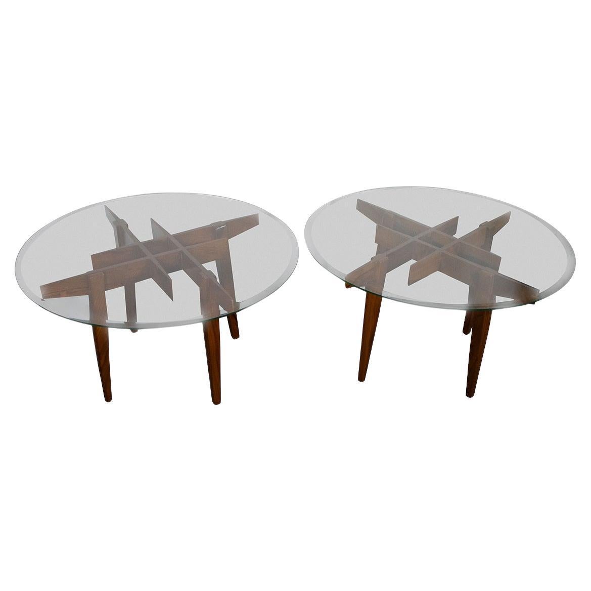 Pareja de mesas auxiliares de madera con motivos geométricos
