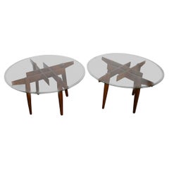 Pareja de mesas auxiliares de madera con motivos geométricos