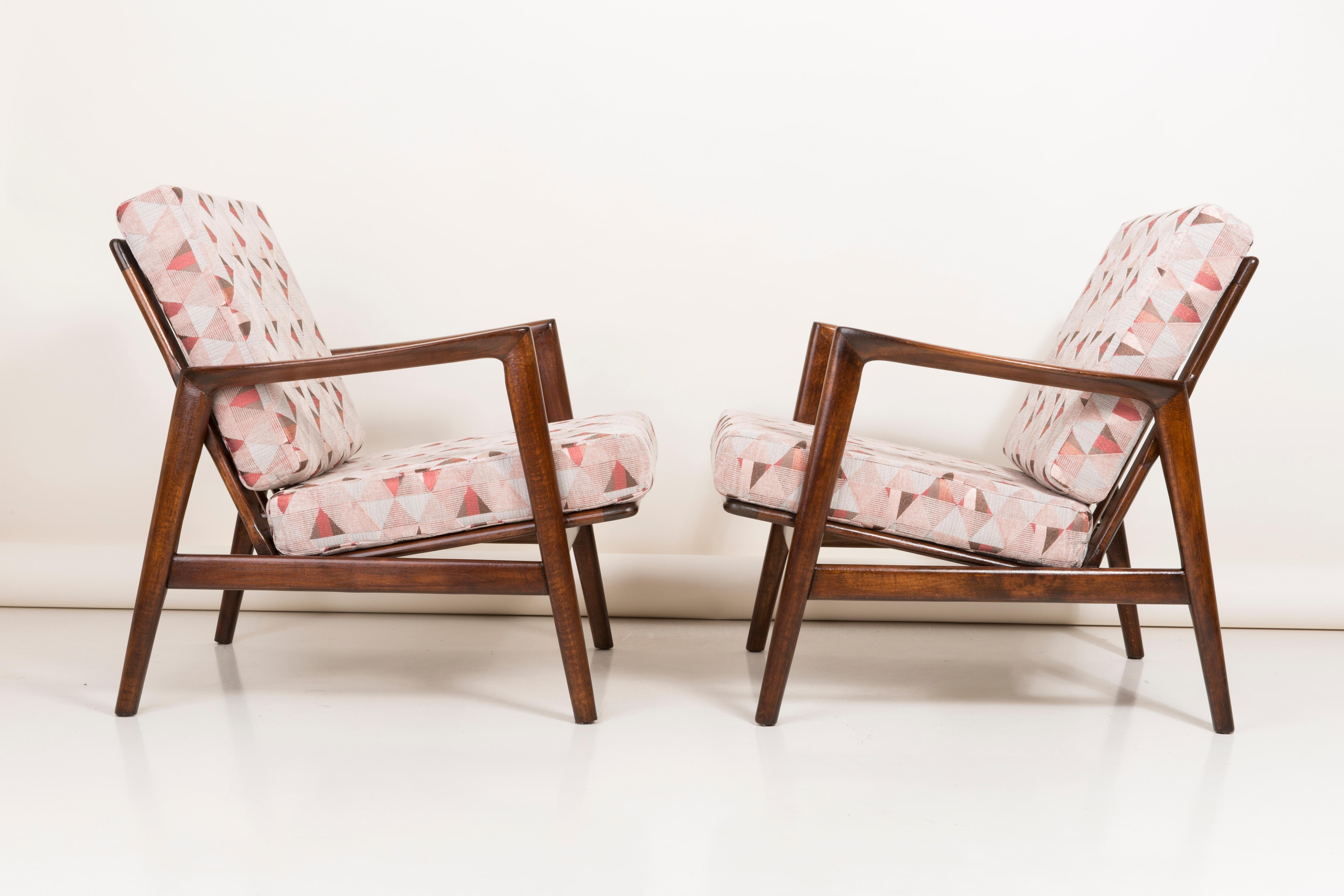 Pair of Geometric Pink Print Velvet Armchairs, 1960s, Poland In Excellent Condition For Sale In 05-080 Hornowek, PL