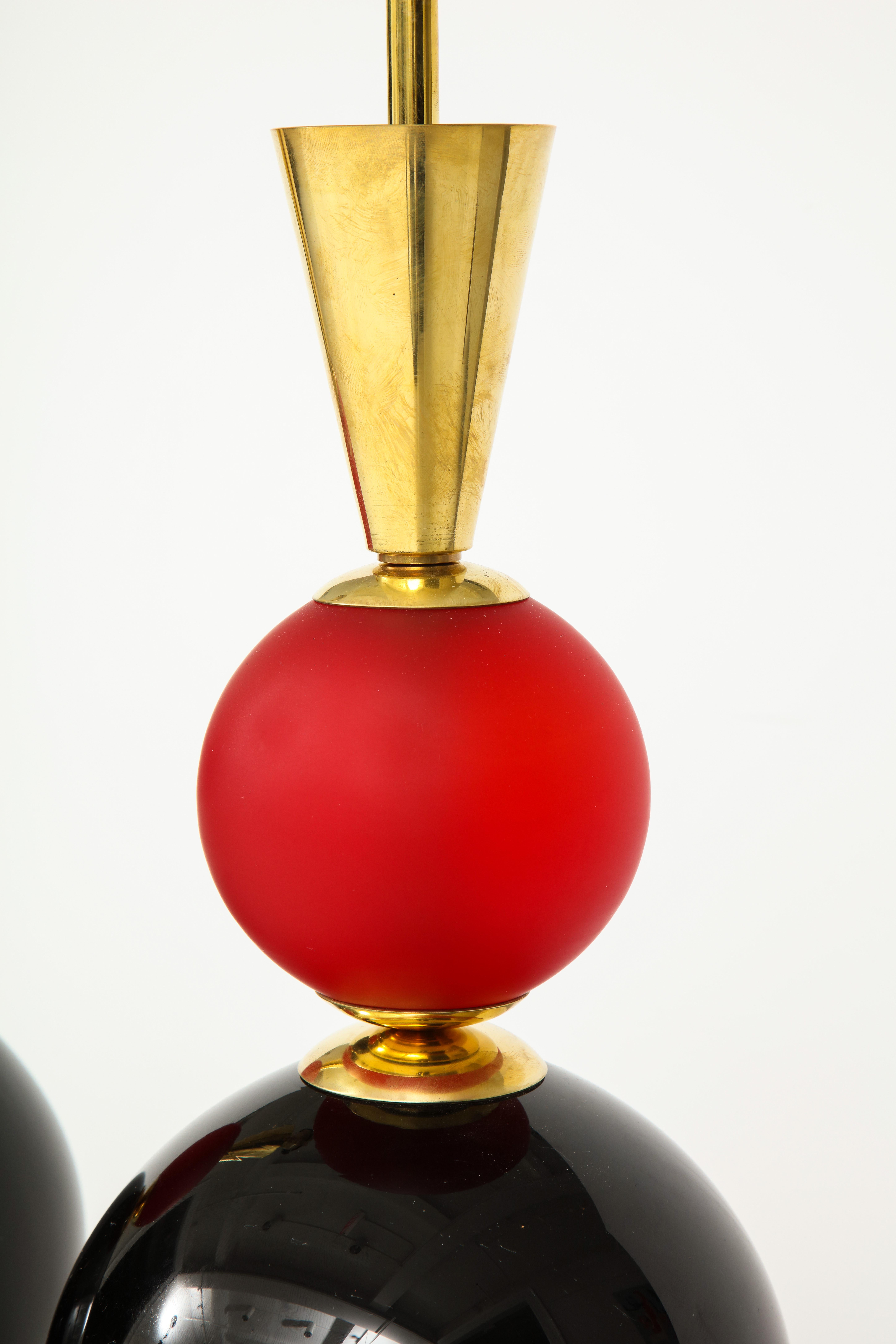 Coppia di lampade geometriche in vetro di Murano rosso, bianco e nero e ottone, Italia In condizioni Nuovo in vendita a New York, NY