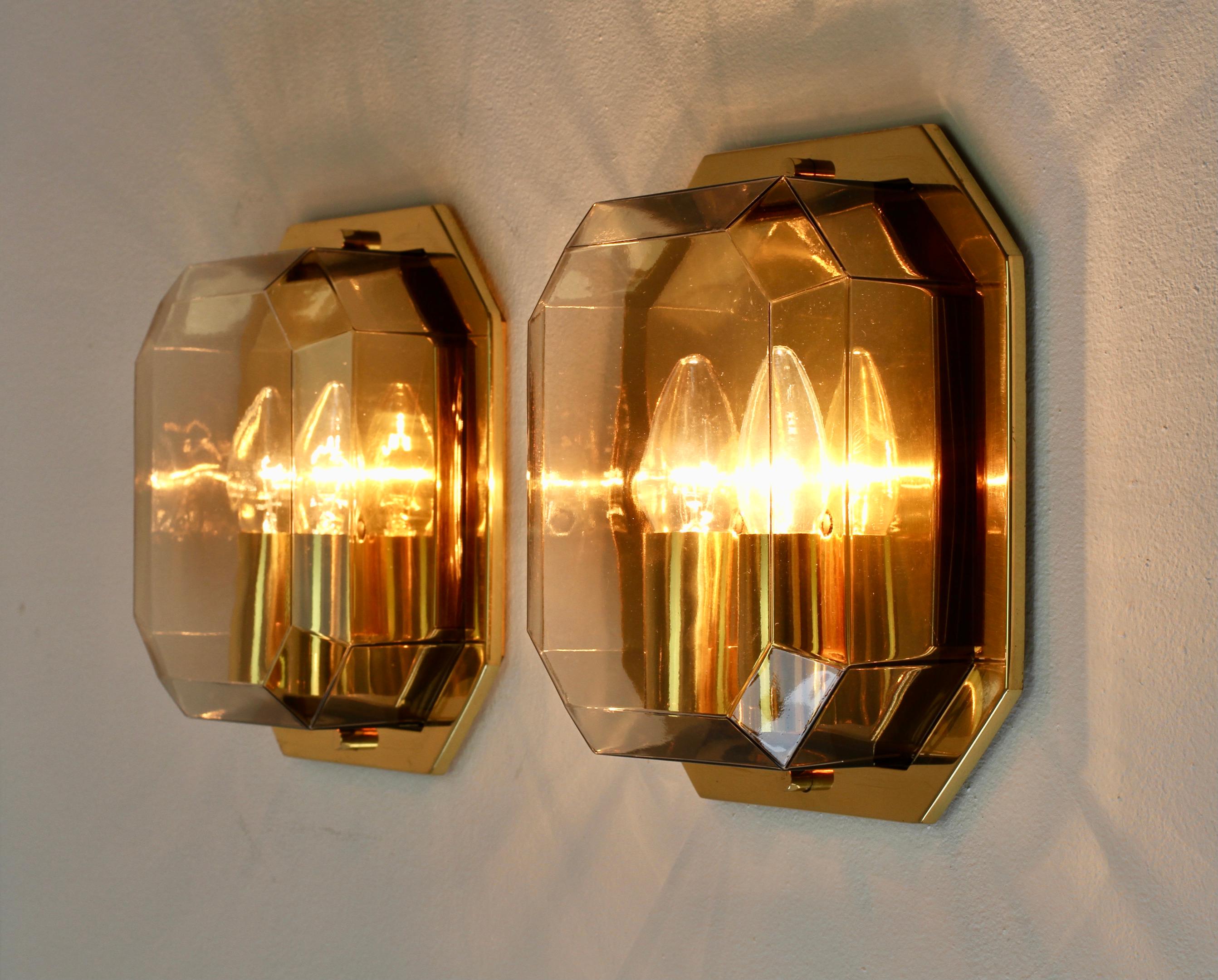 Pair of Geometric Smoked Topaz Glass and Brass Wall Lights by Limburg circa 1980 In Fair Condition For Sale In Landau an der Isar, Bayern