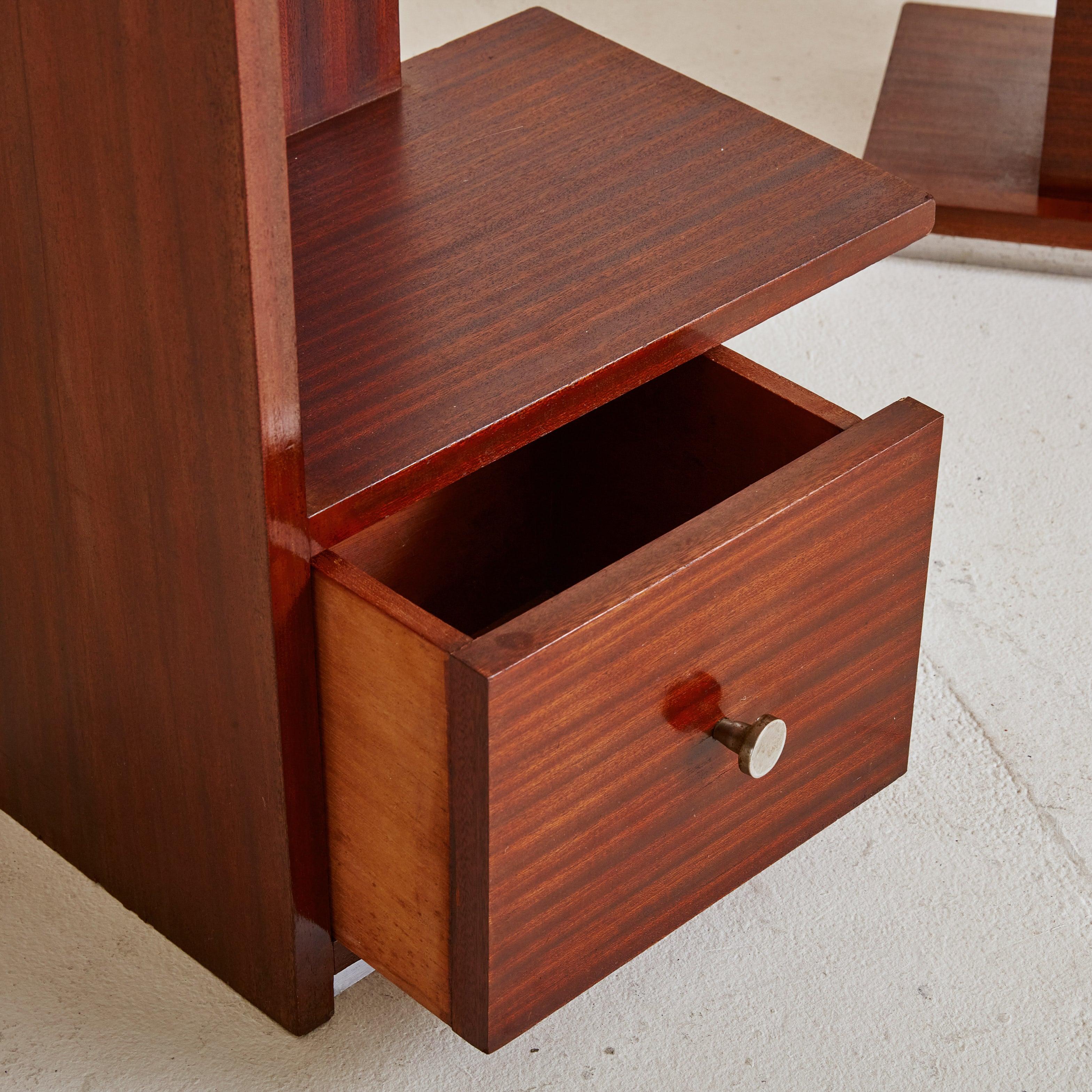 Mesa auxiliar geométrica de madera, Francia años 40 - 2 Disponibles en Excelente estado para la venta en Chicago, IL