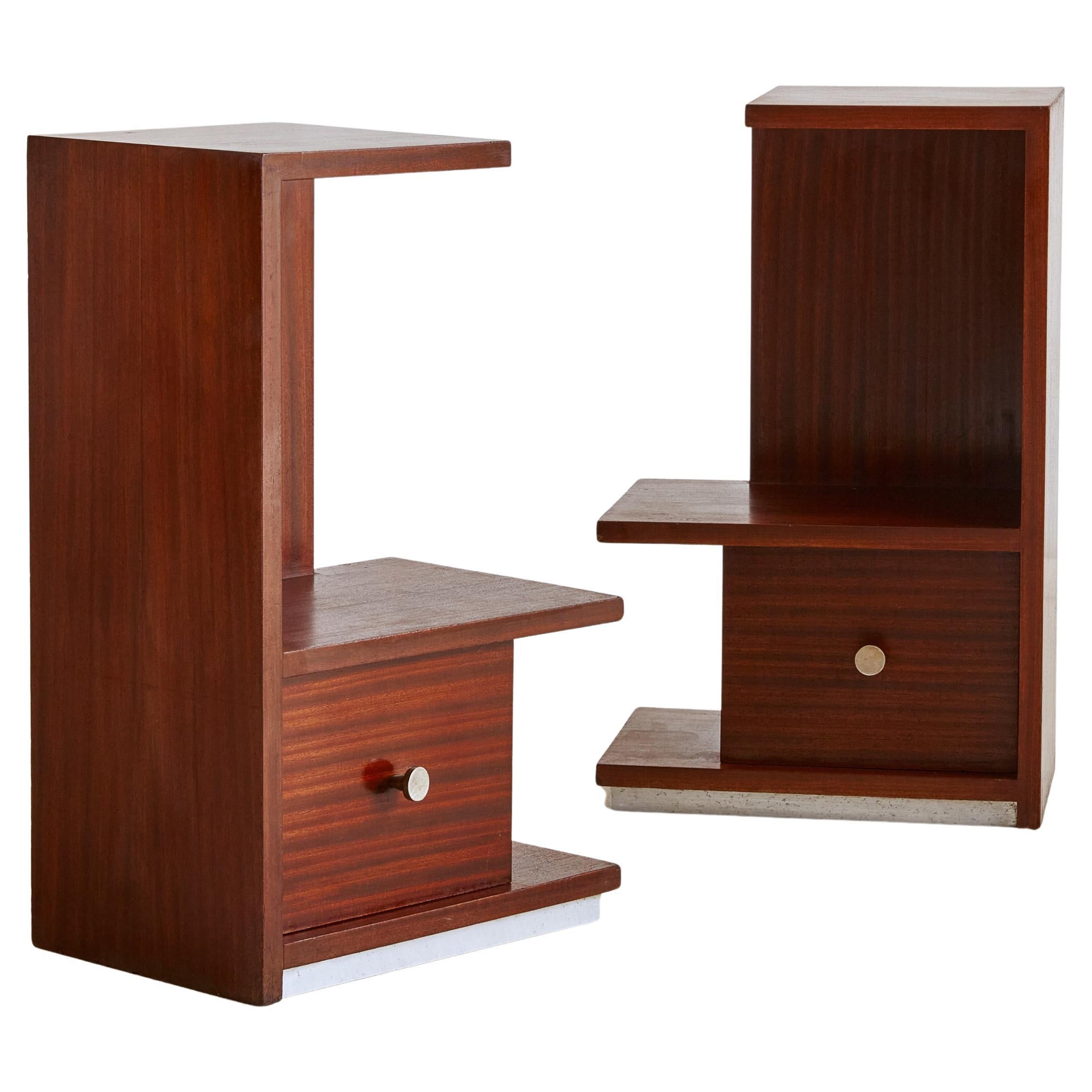 Una encantadora mesa auxiliar de los años 40 originaria del sur de Francia. Esta mesa auxiliar presenta una silueta asimétrica de tres niveles compuesta por madera bellamente veteada en un rico acabado cerezo. La mesa tiene un solo cajón con un