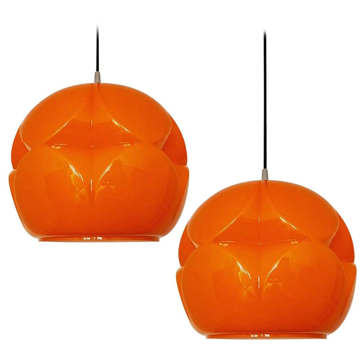 Paar geometrische, undurchsichtige orangefarbene Glasleuchten aus Guss, Peill Putzler im Angebot