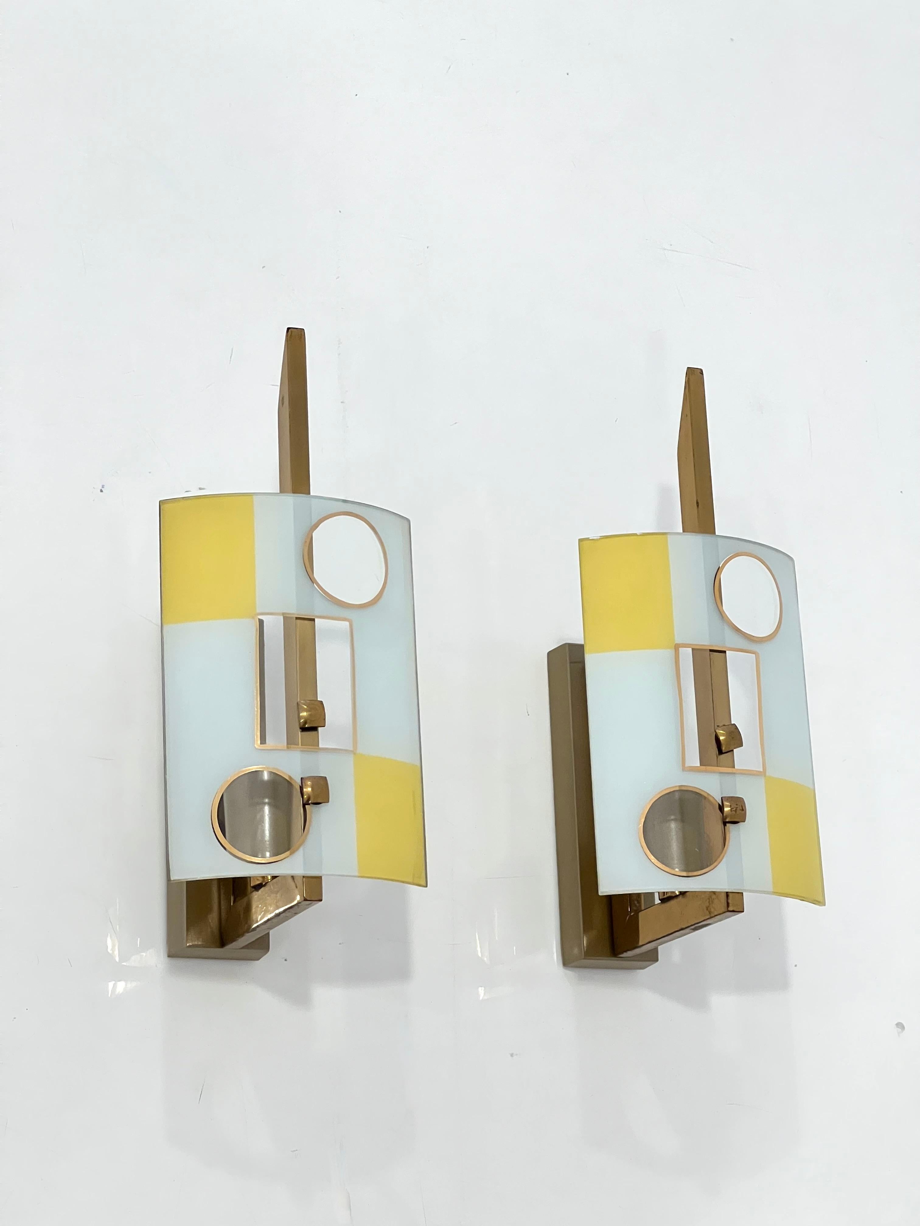 Pair of stunning curved glass sconces with geometrical decorative work and brass hardware. Made in Italy, 1960's.