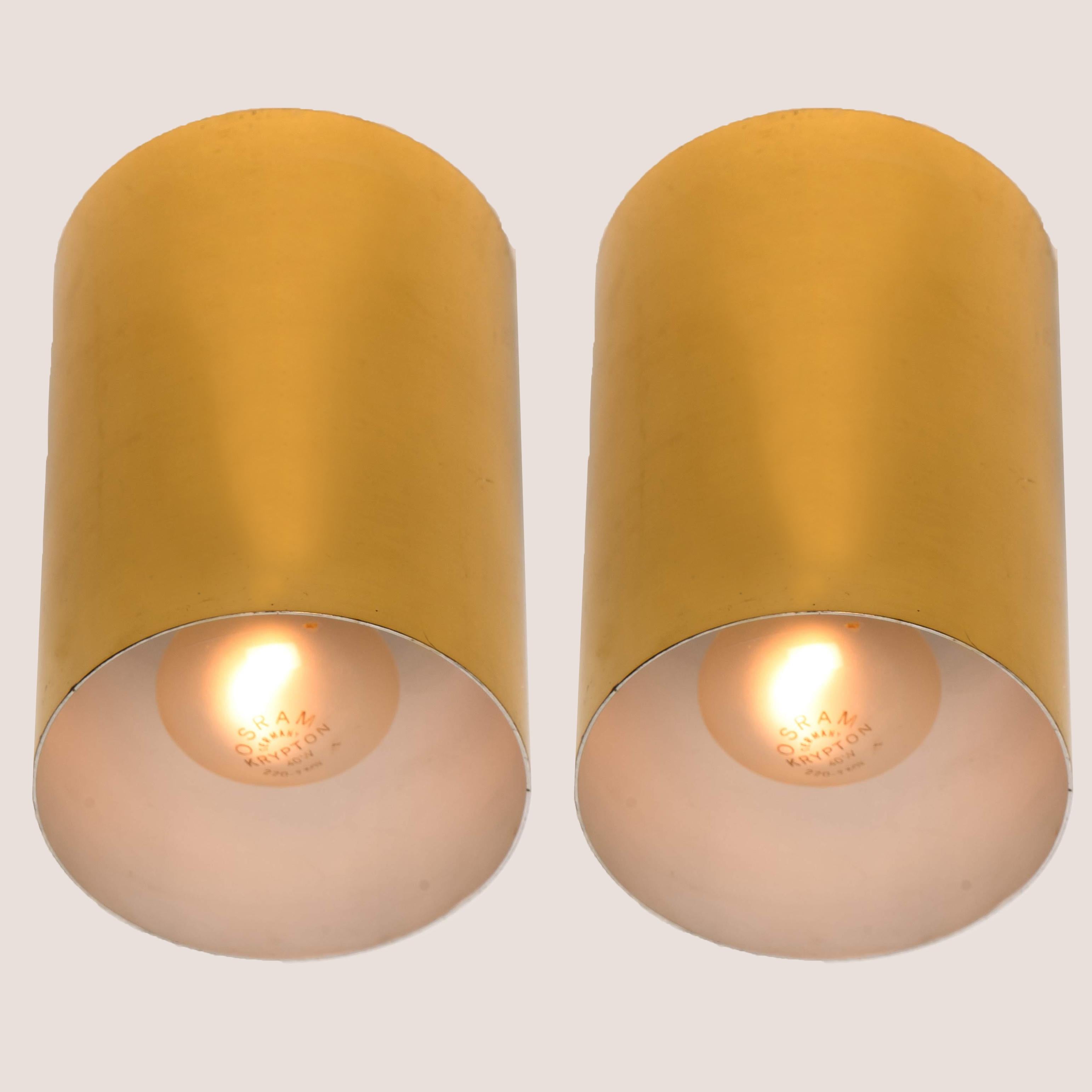 Ein Paar Hillebrand-Würfel-Leuchter im Stil von Nanda Vigo, 1970er Jahre, Italien.
Hochwertiger Messingrahmen in einer eleganten warmen Goldfarbe, 

Das Licht sorgt für einen Hauch von Intimität. Geeignet für Treppenhaus, Küche, Flur oder