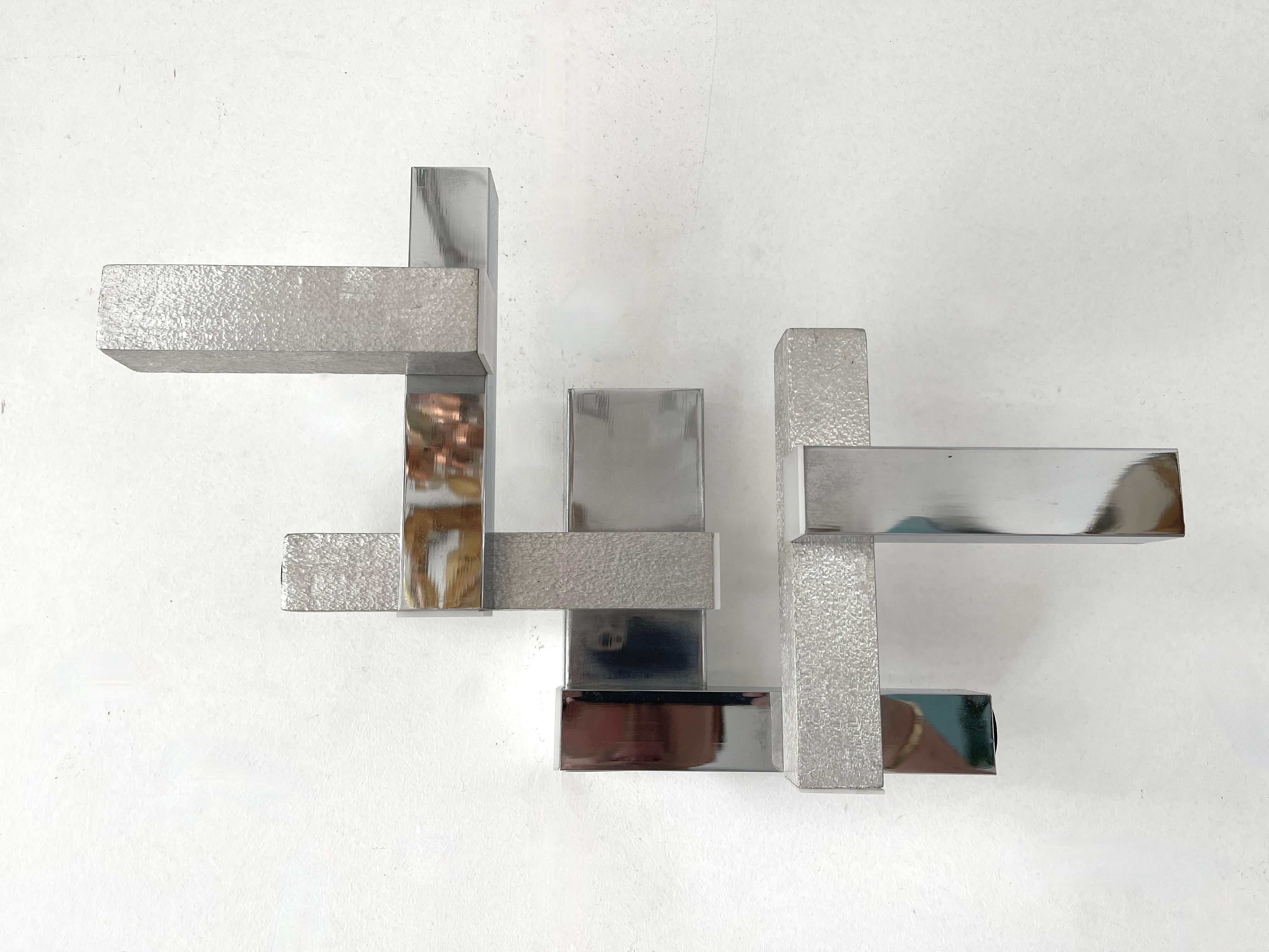Pareja de apliques de la Era Espacial Moderna de mediados de siglo en metal cromado y metal martillado bicolor, modelo atribuido al Futura de Gaetano Sciolari. Famosos del diseño italiano como Reggiani, Romeo Rega, Jansen, Maison Charles, Willy