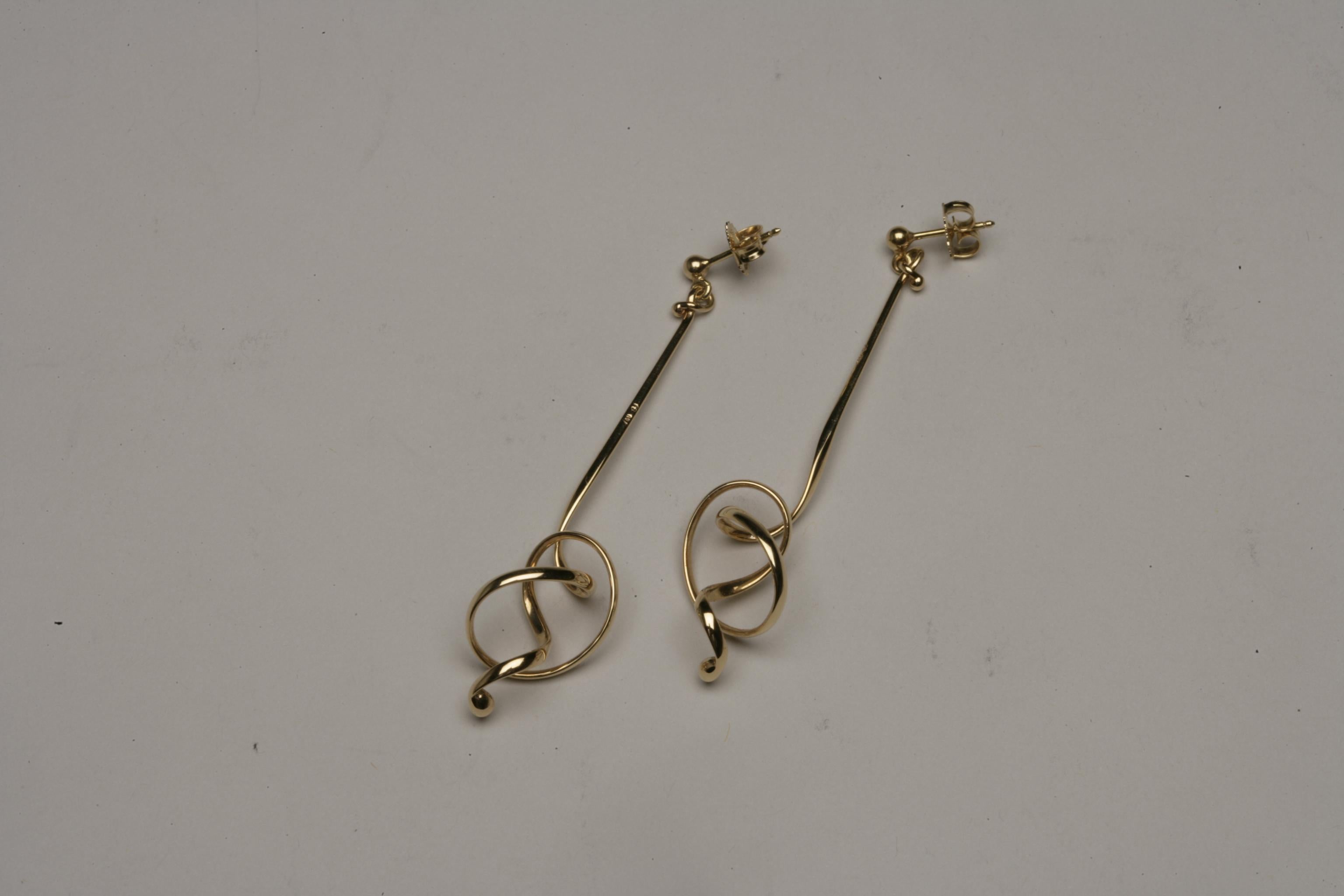 Moderniste Paire de boucles d'oreilles Georg Jensen « Forget-Me-Knot » en or 18 carats conçues par V. Torun en vente