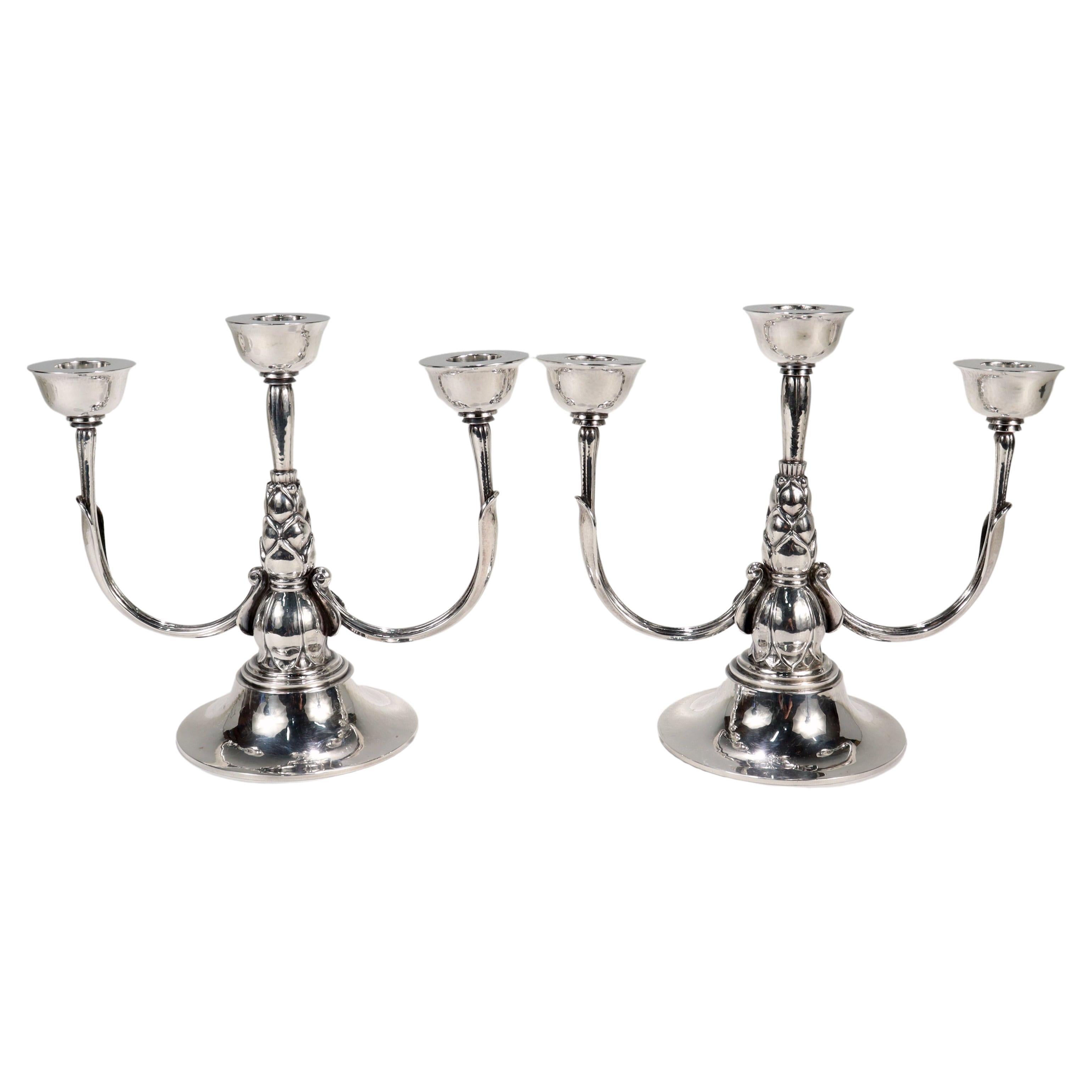 Una bella coppia di candelabri in argento sterling.

Di Georg Jensen.

In argento sterling. 

Model No. 537 C. 

Disegnato da Harald Nielsen. 

Una coppia di candelabri Jensen semplicemente stupenda! 

Data:
20° secolo

Condizioni generali:
Nel
