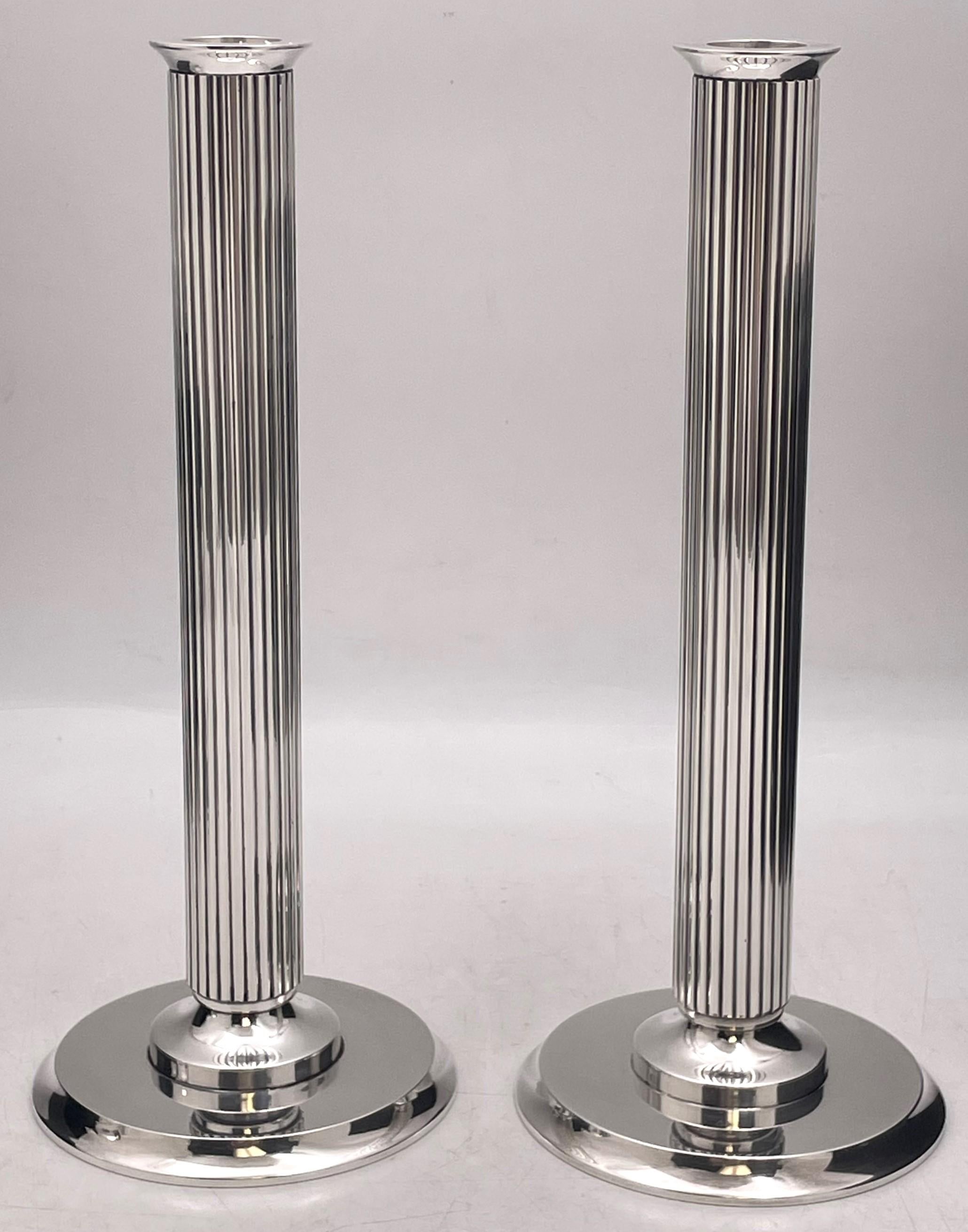 Ein Paar Kerzenhalter aus Sterlingsilber von Georg Jensen, entworfen von Sigvard Bernadotte, mit der Musternummer 855B und einem eleganten, geometrischen Design. Sie messen 10 1/8 