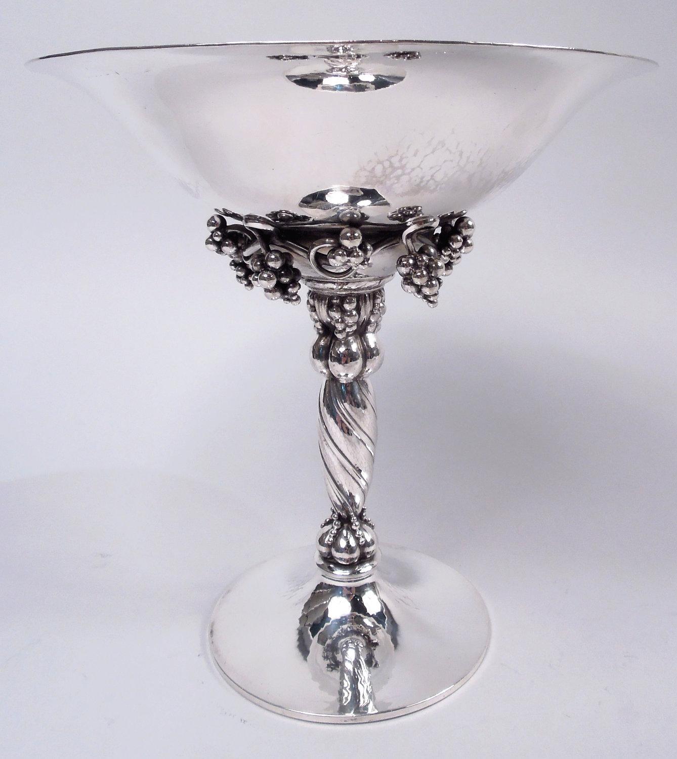 Pareja de compoteras danesas modernas de plata de ley. Fabricado por Georg Jensen en Copenhague. Cuenco ancho y profundo sobre montura abovedada rodeada de parra frutal. Asta trenzada y lobulada, incrustada con racimos y abalorios aplicados.