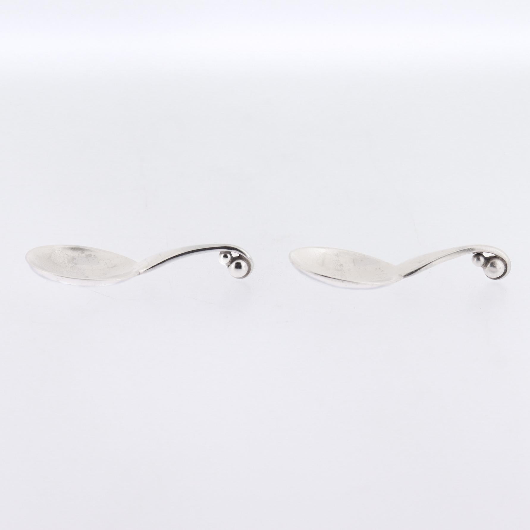 Pareja de saleros y cucharas ornamentales Georg Jensen de plata de ley nº 110 en venta 4