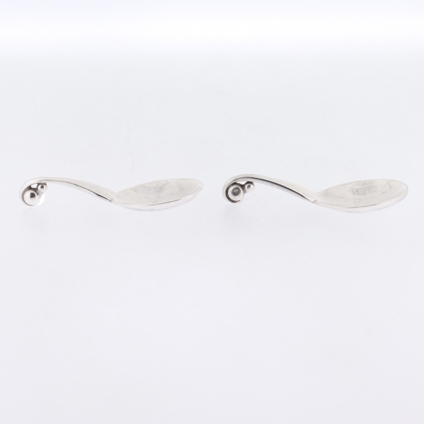 Pareja de saleros y cucharas ornamentales Georg Jensen de plata de ley nº 110 en venta 6