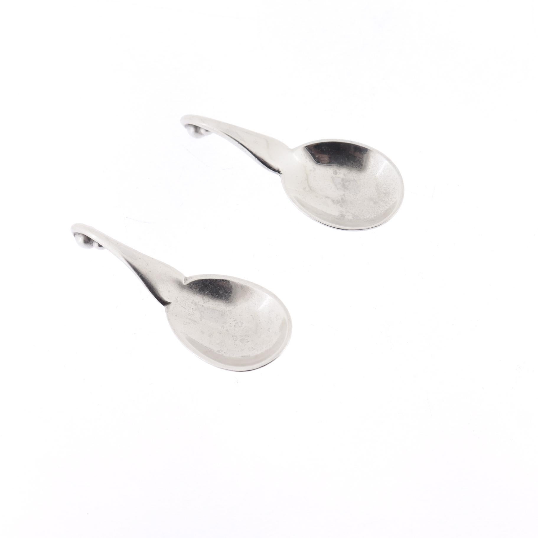 Pareja de saleros y cucharas ornamentales Georg Jensen de plata de ley nº 110 en venta 6