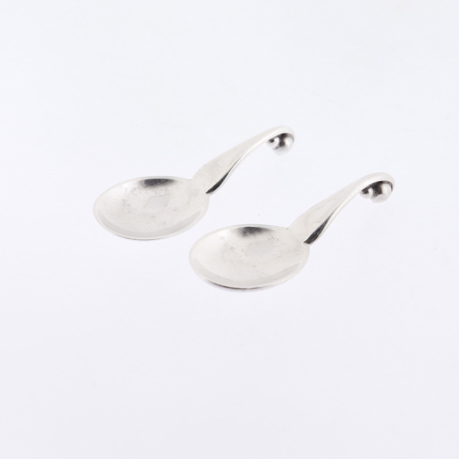 Pareja de saleros y cucharas ornamentales Georg Jensen de plata de ley nº 110 en venta 8