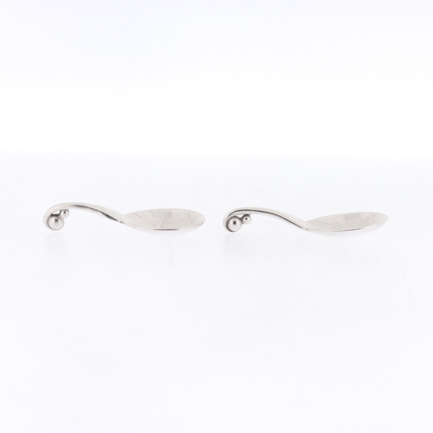 Pareja de saleros y cucharas ornamentales Georg Jensen de plata de ley nº 110 en venta 8