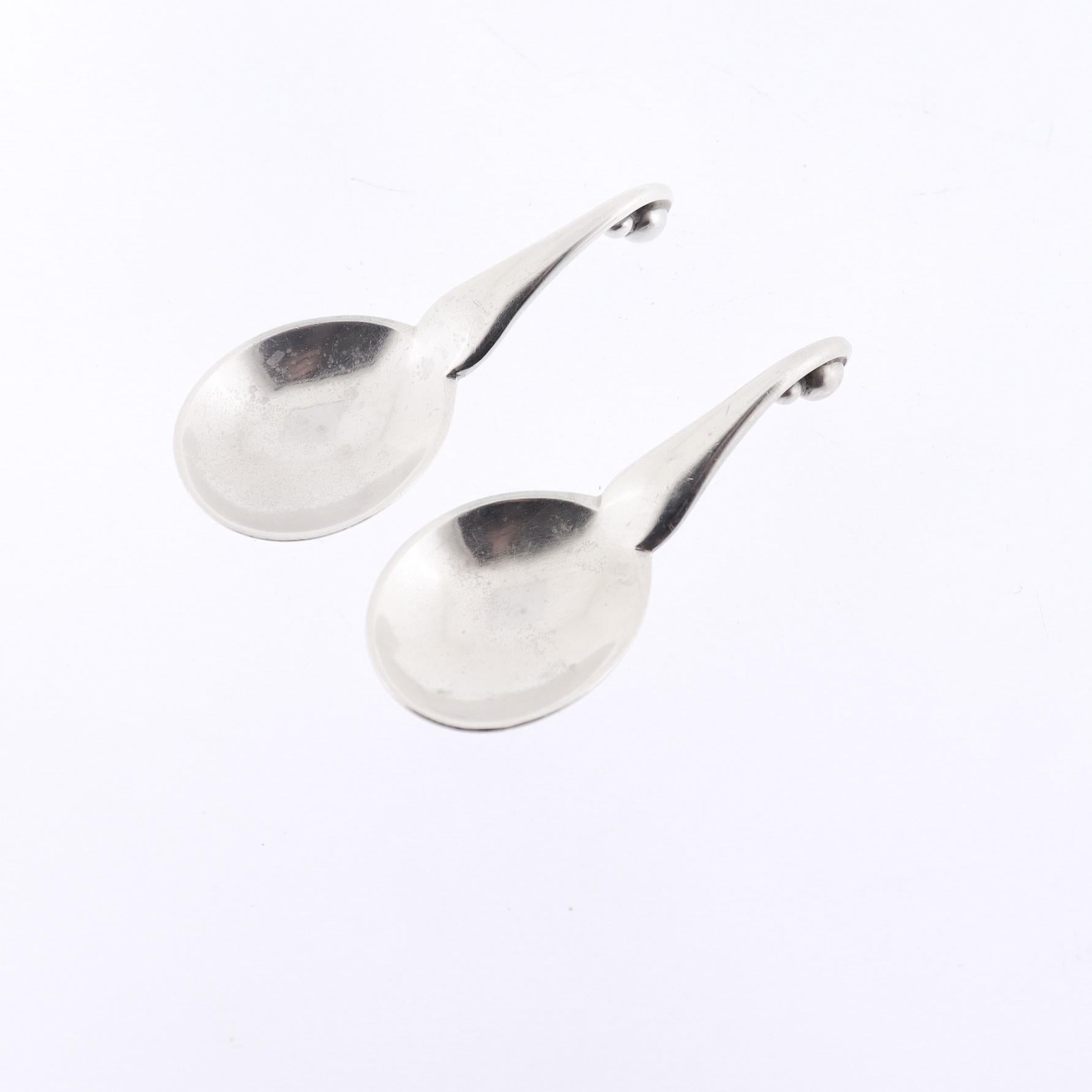 Pareja de saleros y cucharas ornamentales Georg Jensen de plata de ley nº 110 en venta 9