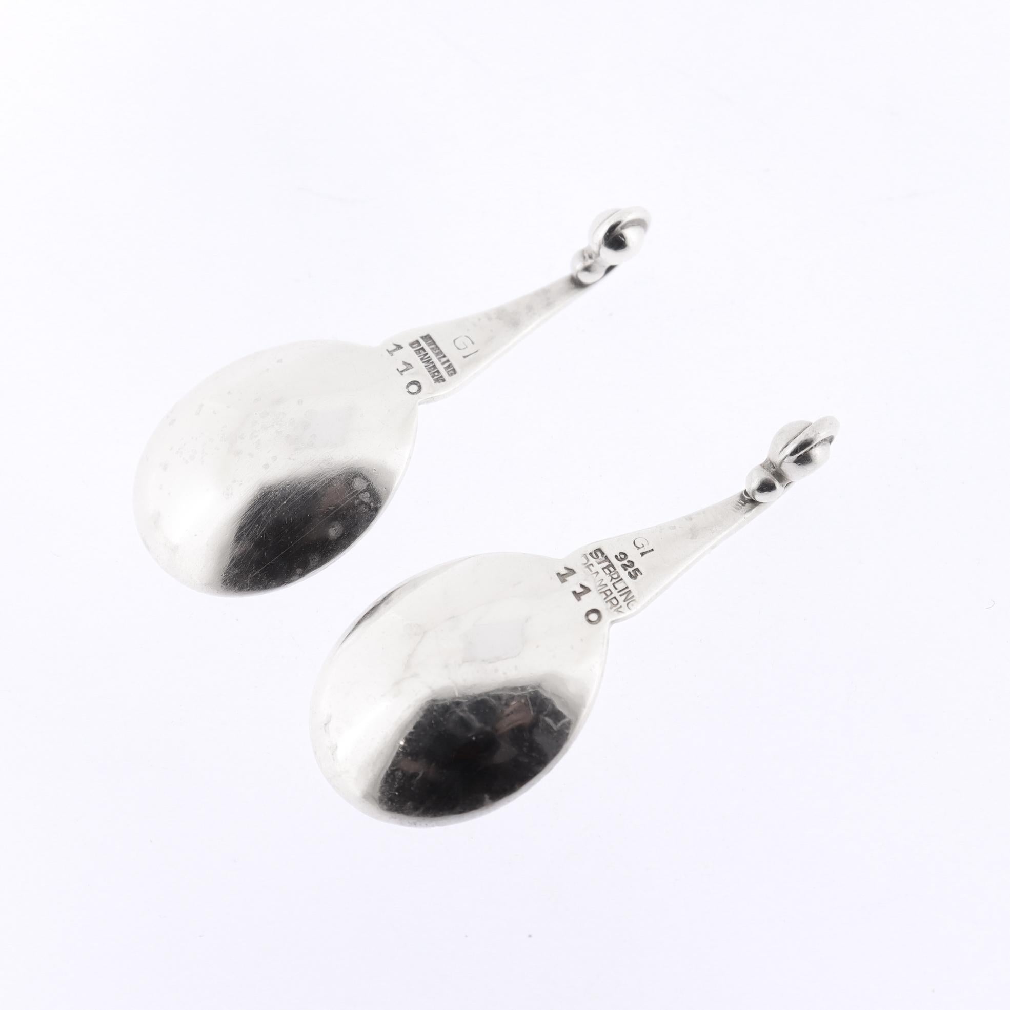 Pareja de saleros y cucharas ornamentales Georg Jensen de plata de ley nº 110 en venta 10