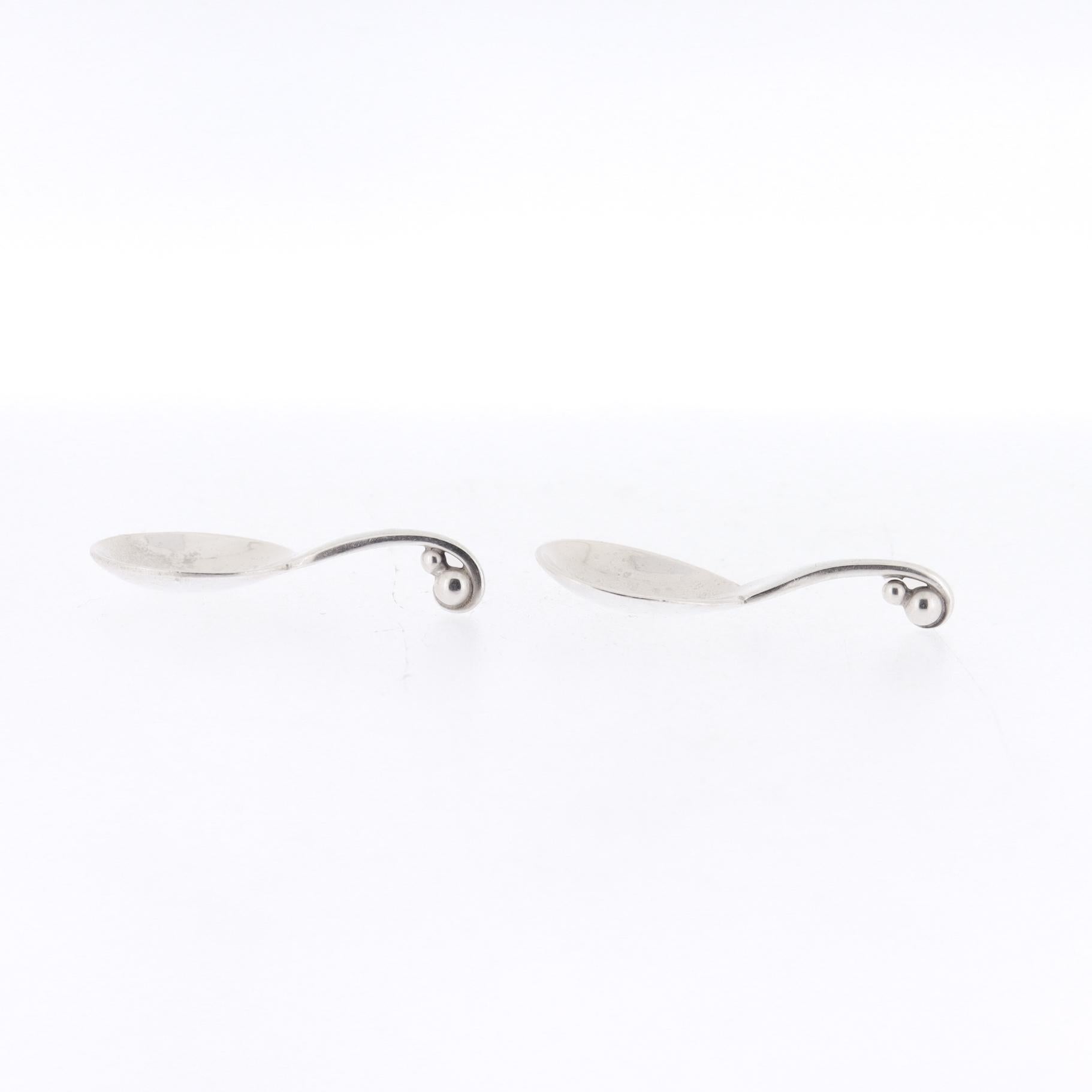 Pareja de saleros y cucharas ornamentales Georg Jensen de plata de ley nº 110 en venta 10