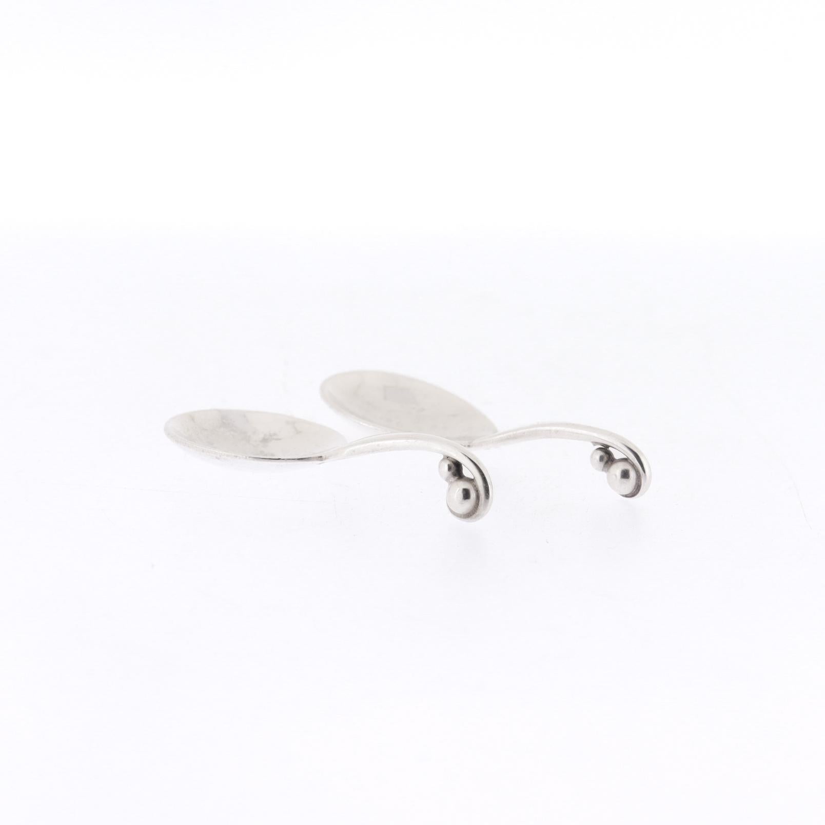 Pareja de saleros y cucharas ornamentales Georg Jensen de plata de ley nº 110 en venta 11