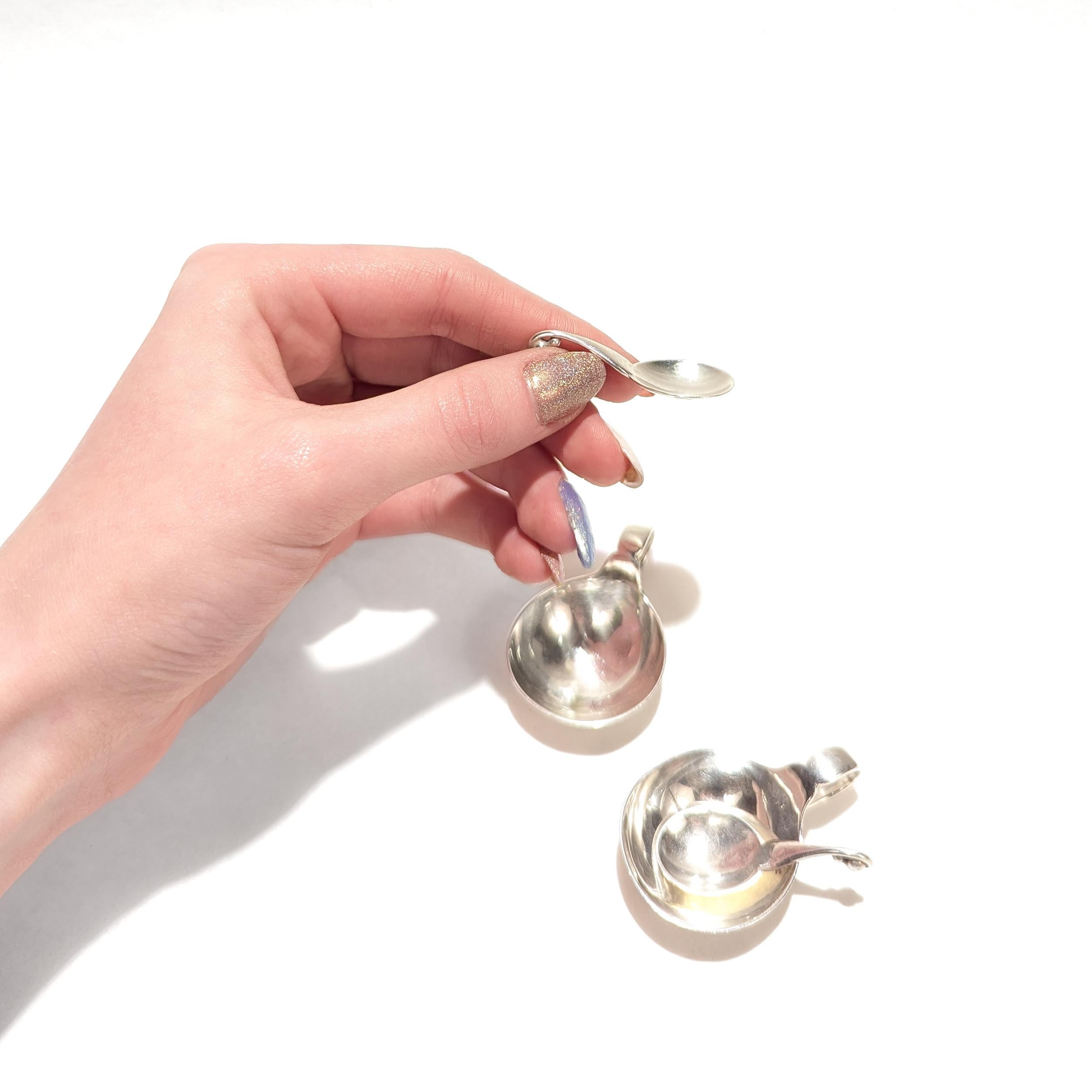 Pareja de saleros y cucharas ornamentales Georg Jensen de plata de ley nº 110 en venta 13