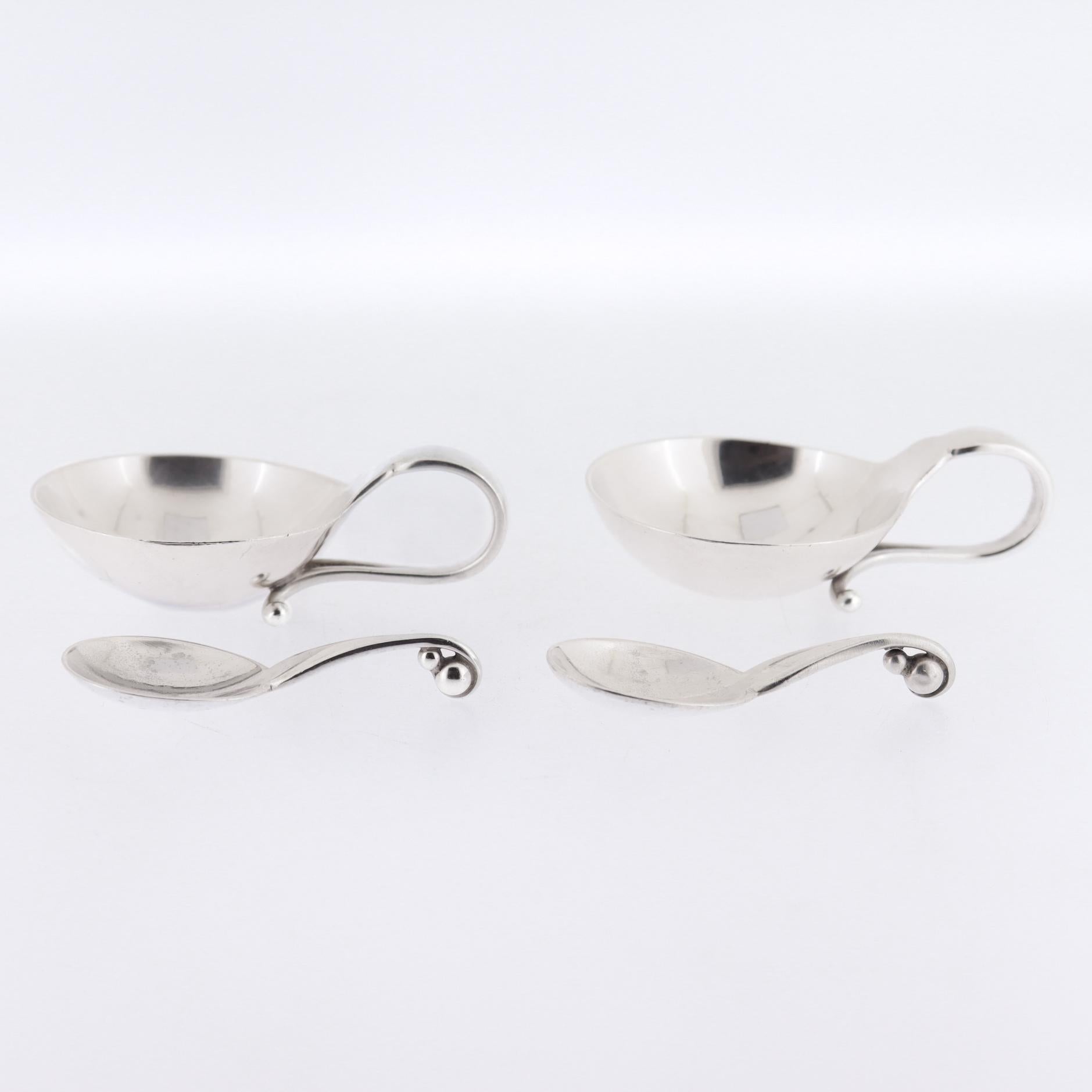 Pareja de saleros y cucharas ornamentales Georg Jensen de plata de ley nº 110 Escandinavo moderno en venta