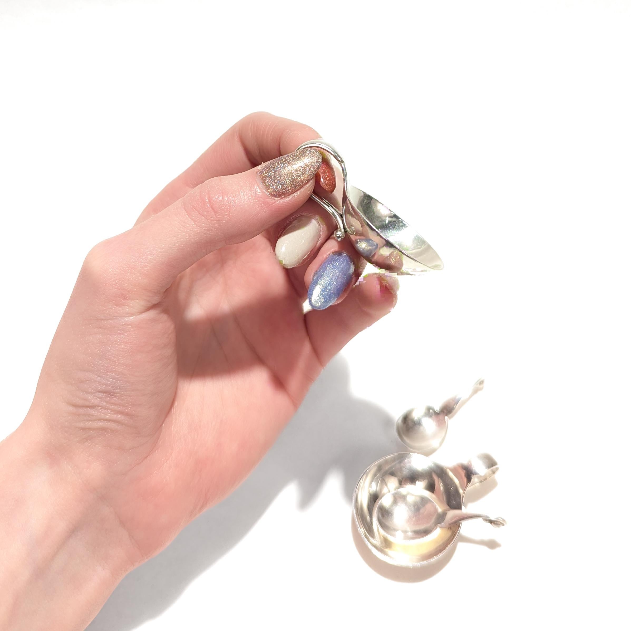 Pareja de saleros y cucharas ornamentales Georg Jensen de plata de ley nº 110 Escandinavo moderno en venta