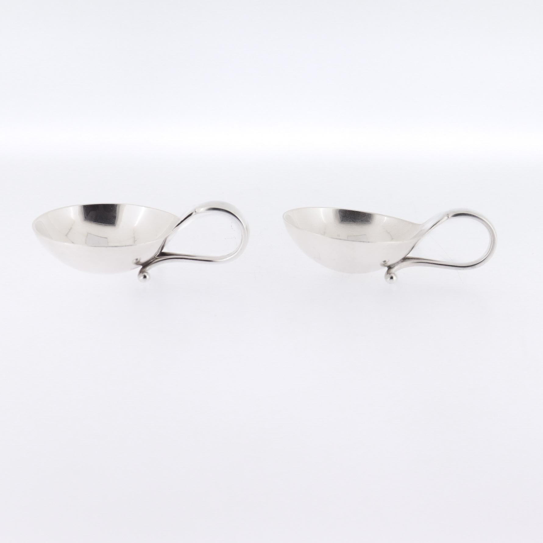 Pareja de saleros y cucharas ornamentales Georg Jensen de plata de ley nº 110 en Bueno estado para la venta en Philadelphia, PA