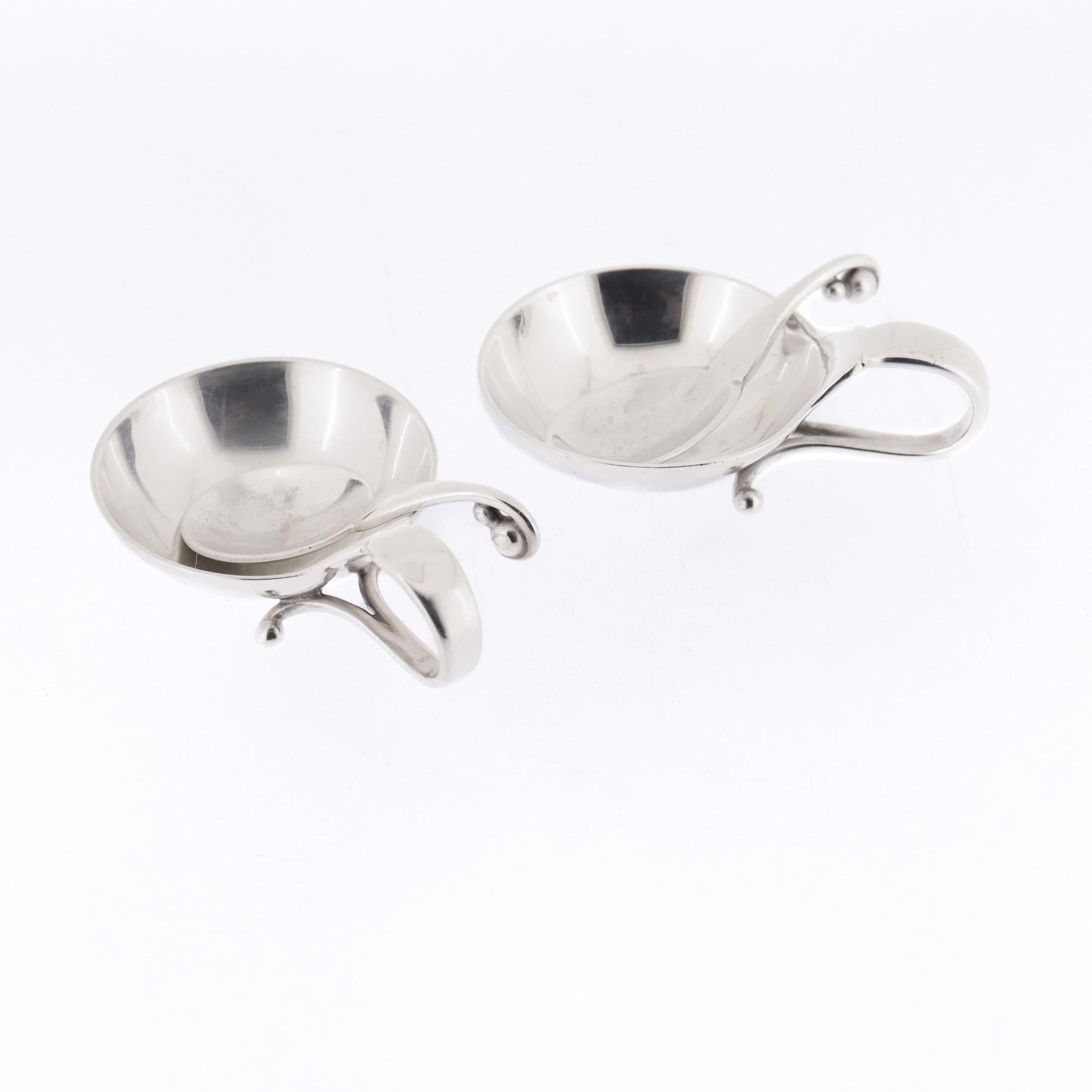 Pareja de saleros y cucharas ornamentales Georg Jensen de plata de ley nº 110 en Bueno estado para la venta en Philadelphia, PA