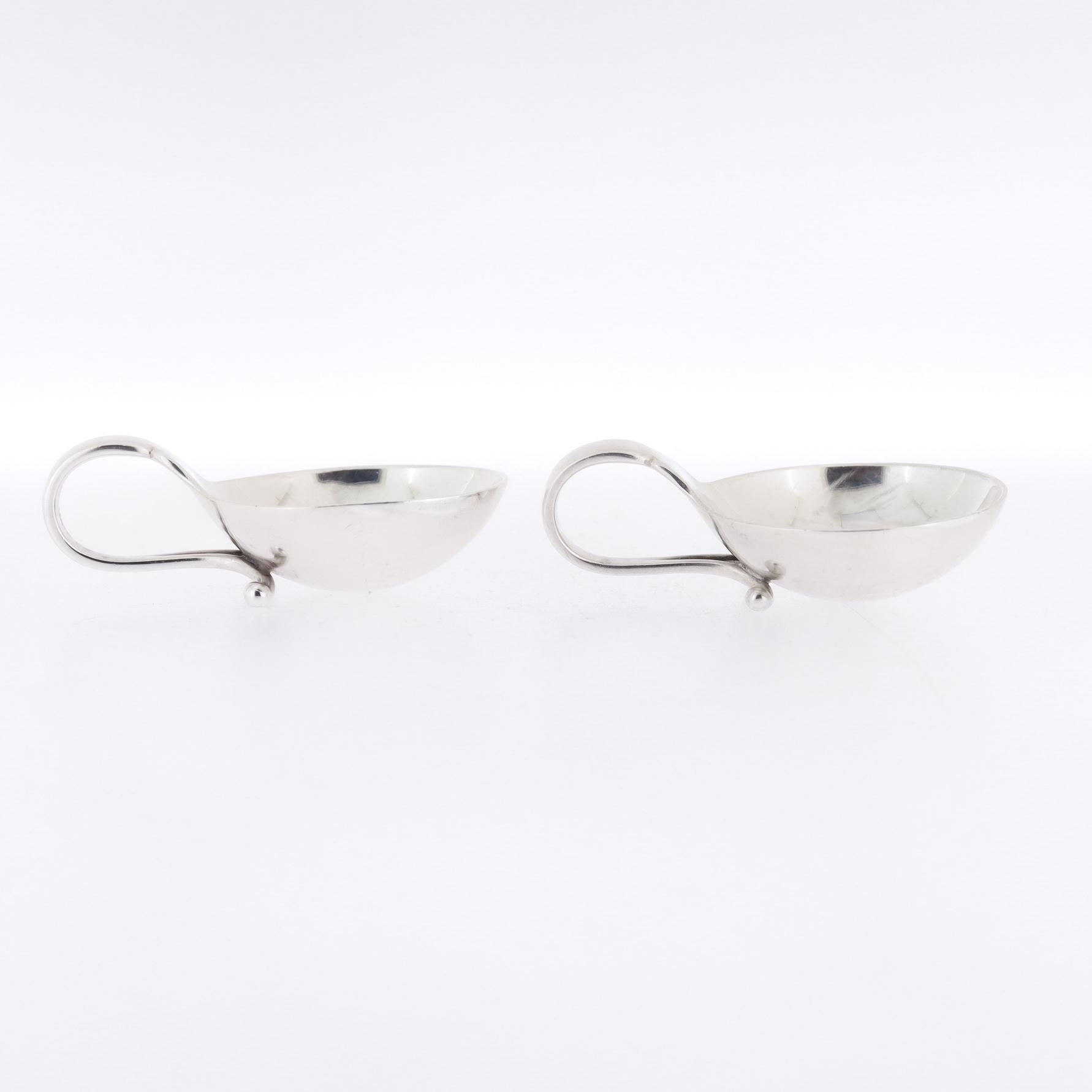 Pareja de saleros y cucharas ornamentales Georg Jensen de plata de ley nº 110 Plata esterlina en venta