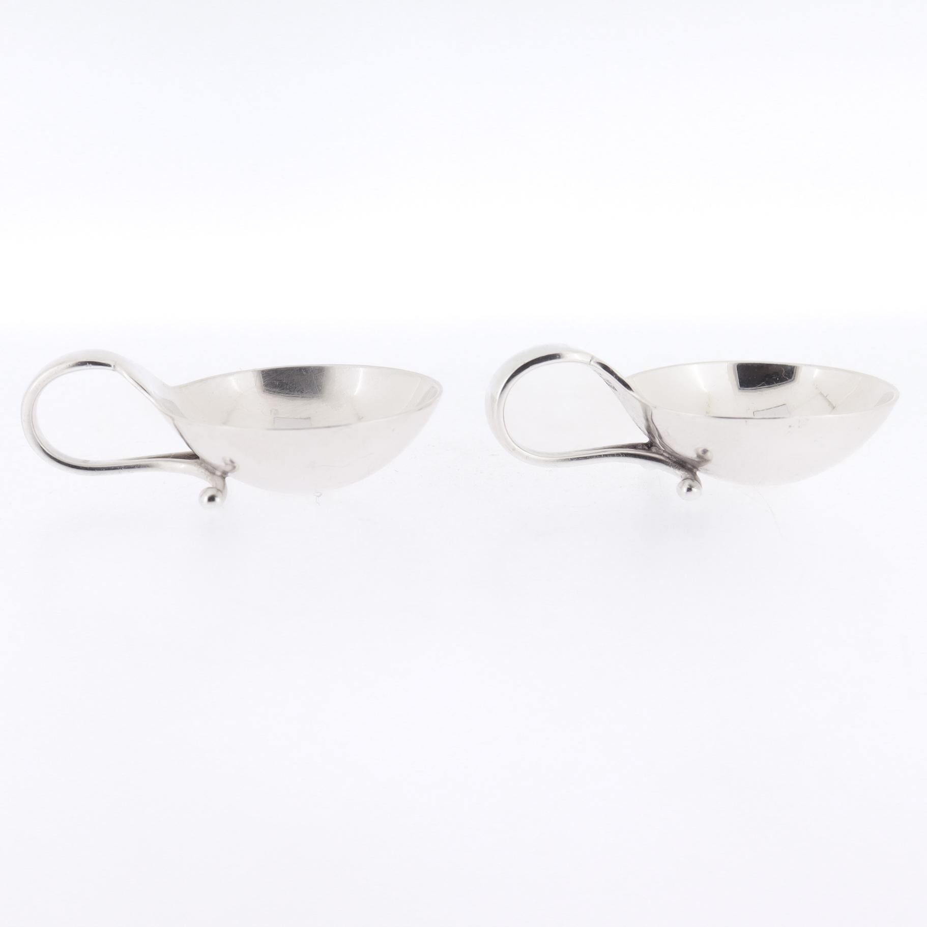 Pareja de saleros y cucharas ornamentales Georg Jensen de plata de ley nº 110 Plata esterlina en venta
