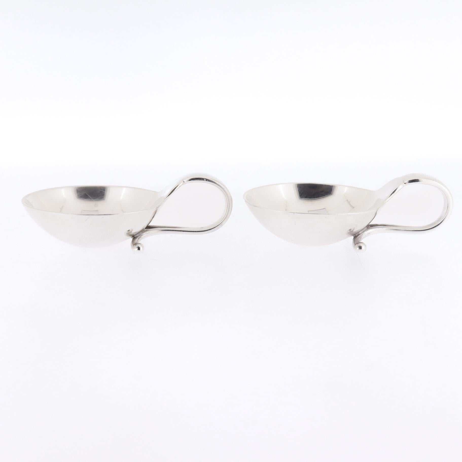 Pareja de saleros y cucharas ornamentales Georg Jensen de plata de ley nº 110 en venta 2