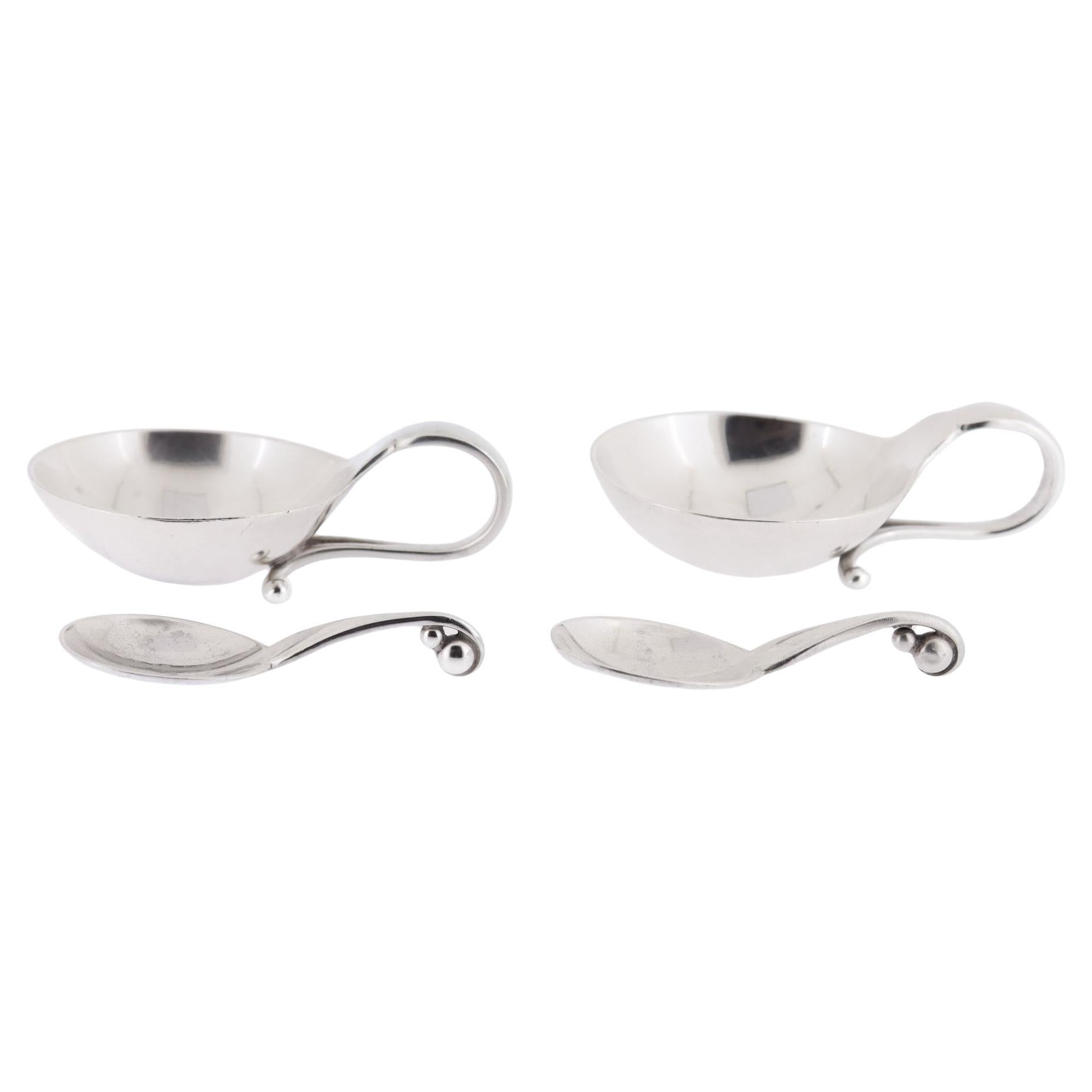 Pareja de saleros y cucharas ornamentales Georg Jensen de plata de ley nº 110