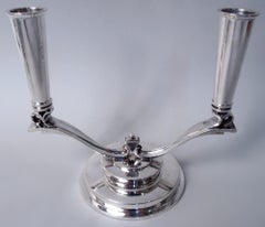 Coppia di candelabri a 2 luci in argento danese a piramide di Georg Jensen