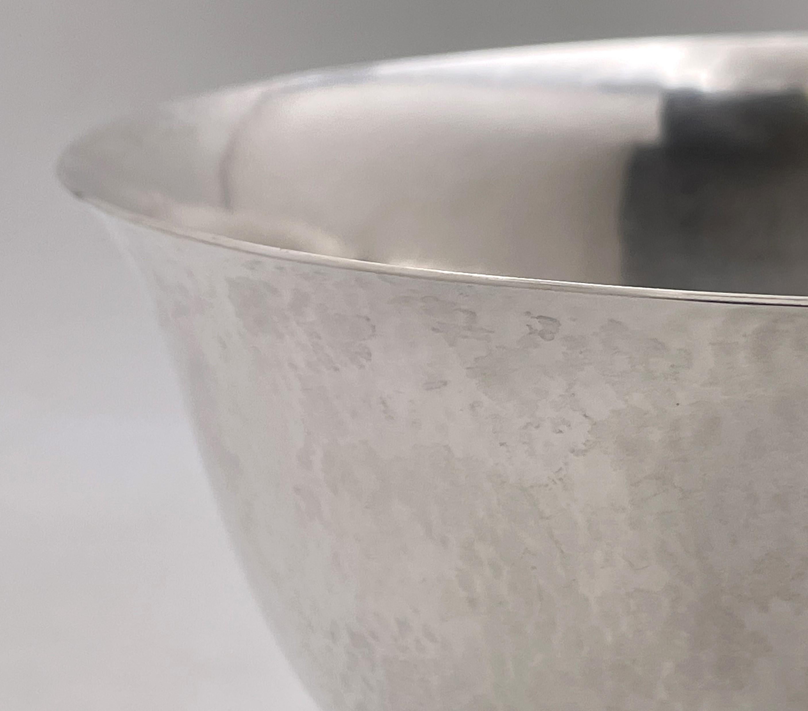 Pair of Georg Jensen Sterling Silver Hammered Centerpiece Bowls 197A Art Nouveau In Good Condition For Sale In New York, NY