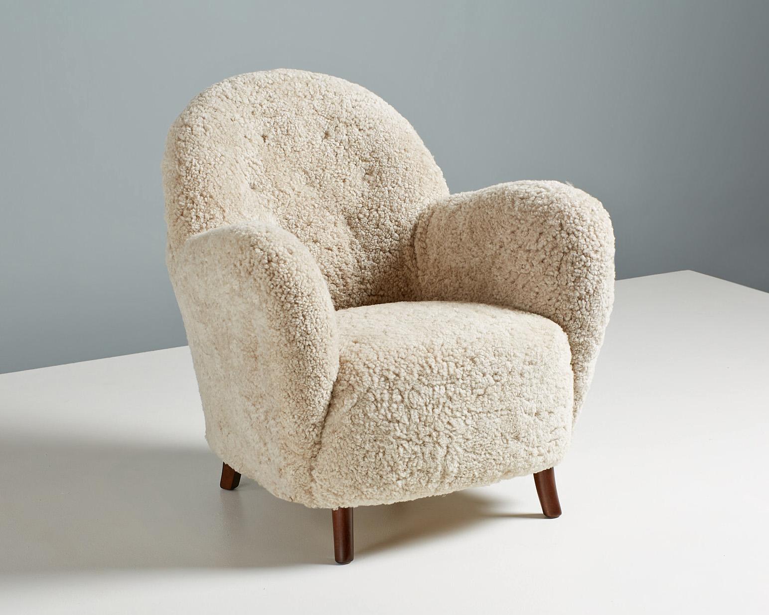 Sedia da salotto in pelle di pecora Georg Kofoed, anni '1940 circa.

Raramente vista e molto ricercata, la poltrona lounge del maestro danese George Kofoed. La sedia risale ai primi anni '40 e presenta braccioli e schienale meravigliosamente