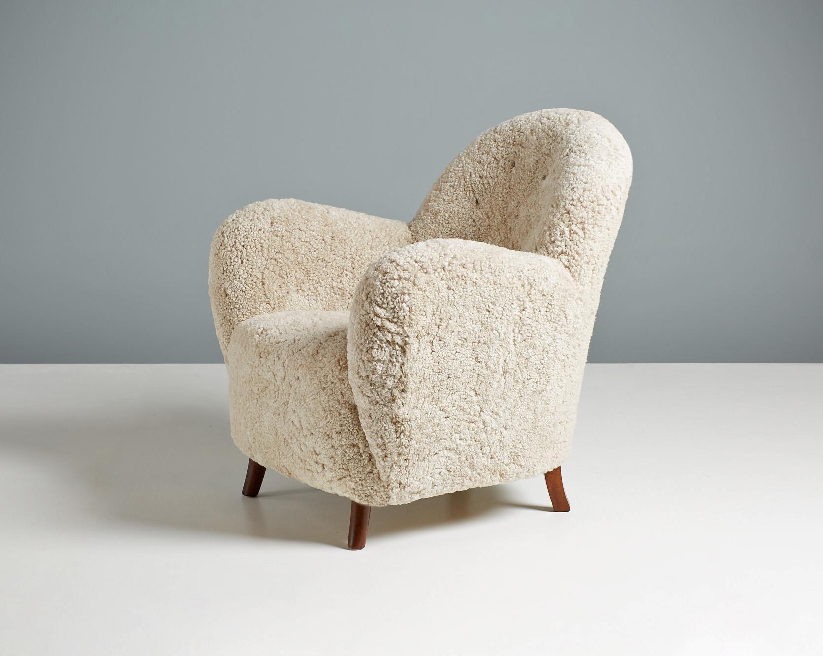 Scandinavo moderno Coppia di sedie da salotto in pelle di pecora Georg Kofoed 1940 in vendita
