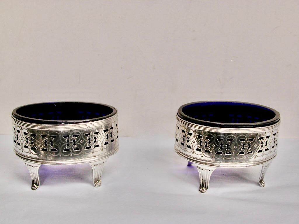 Paire de salières George 111, taillées et percées, datant de 1793, Londres Bon état - En vente à London, GB