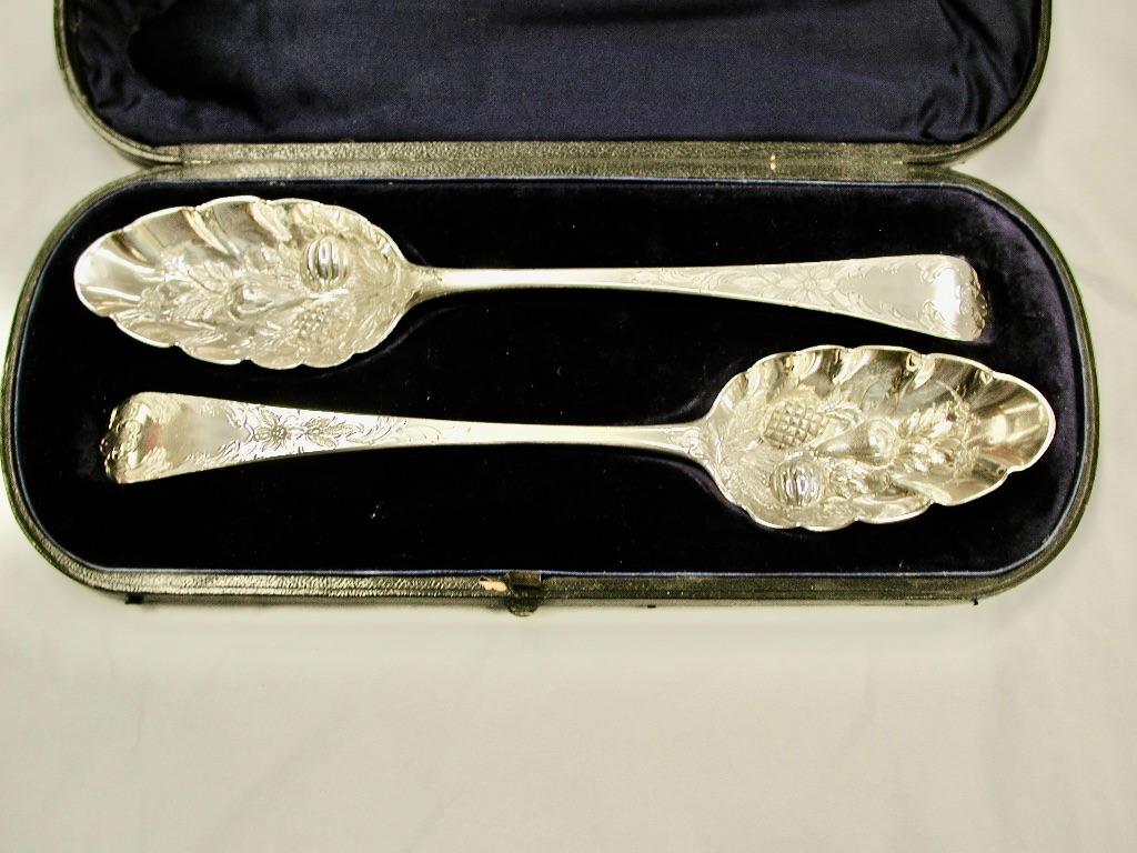 Pair Of George 111 silver berry spoons in fitted leather case,1817
Both made by William Bateman in London.
In fitted leather case with velvet and satin lining.