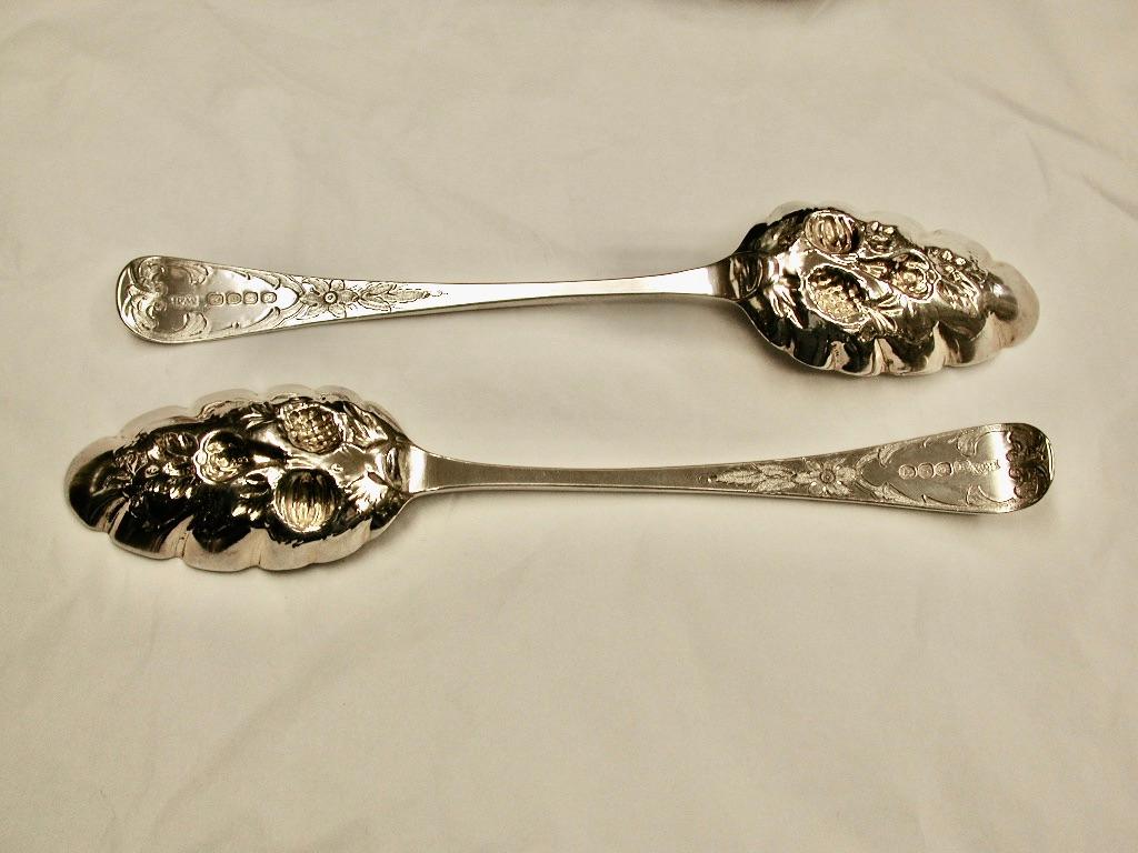 Pair of George 111 Silver Berry Spoons in Fitted Leather Case, 1817 In Good Condition In London, GB