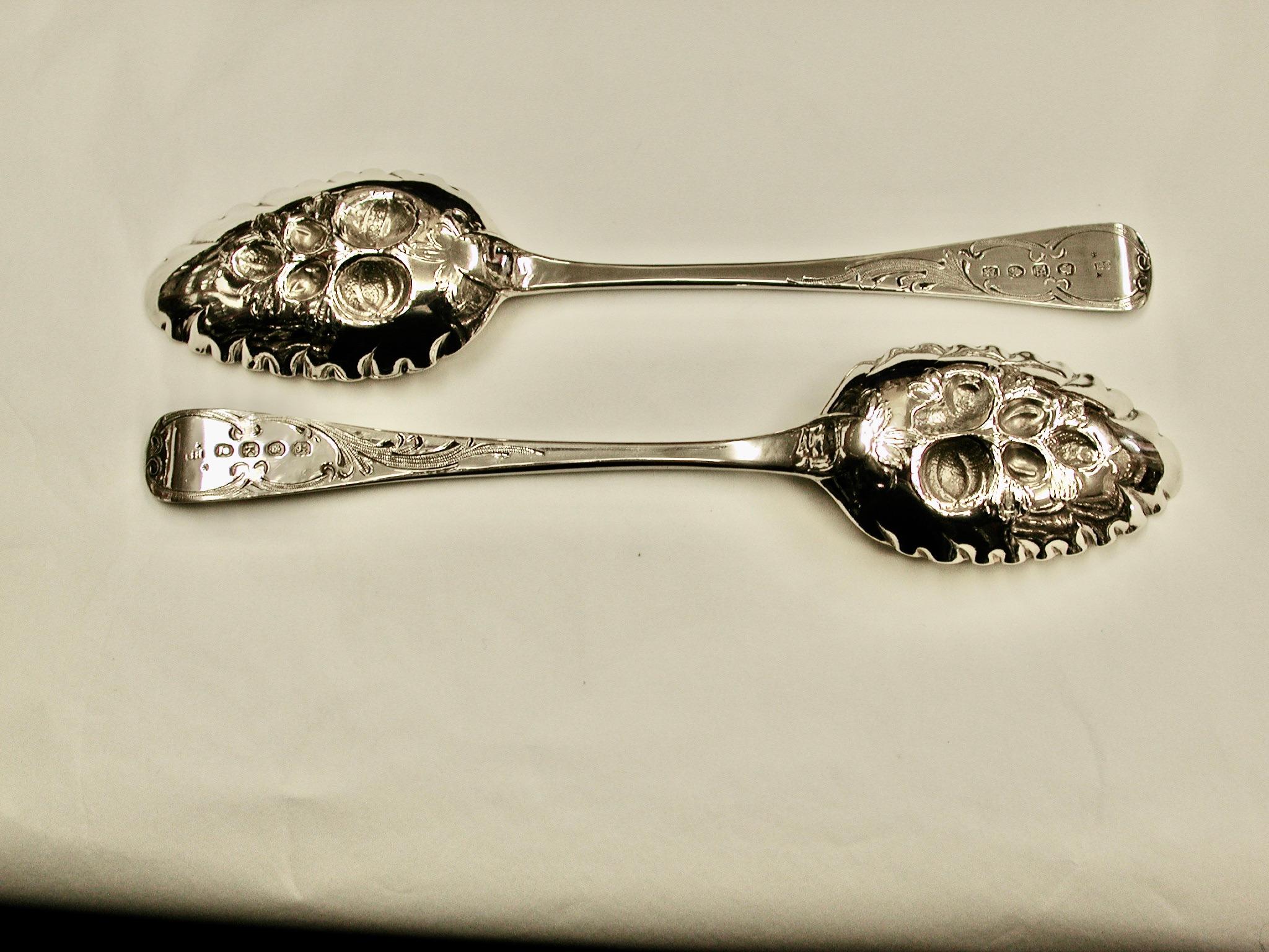 Pair of George 111 Silver Berry Spoons with Matching Sugar Sifter, 1799-1805 In Good Condition In London, GB
