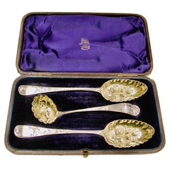 Paire de cuillères à baies en argent avec tamis à sucre assorti George 111, 1799-1805